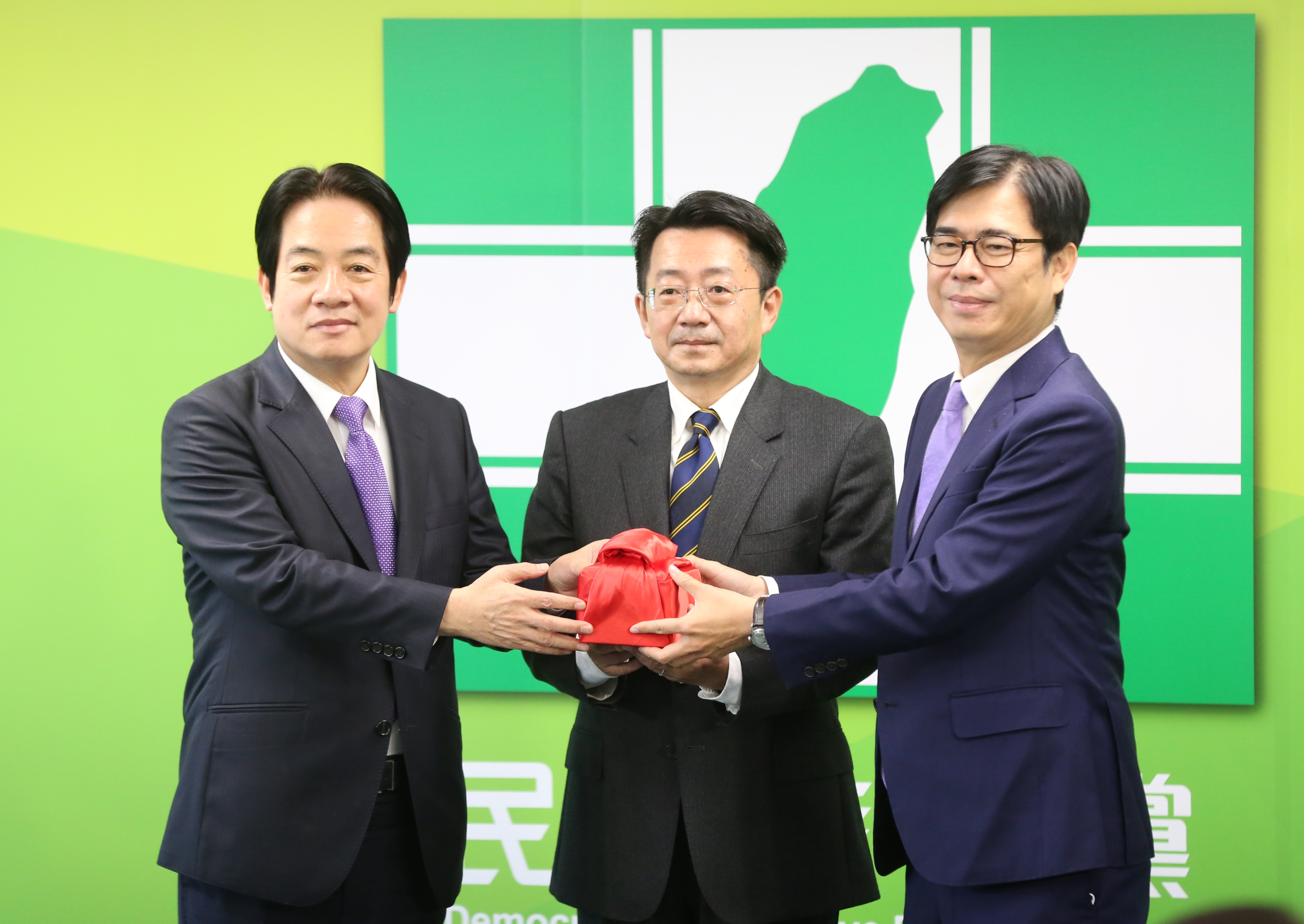 賴清德（左）從代理黨主席陳其邁（右）手中接過印信，象徵交接。