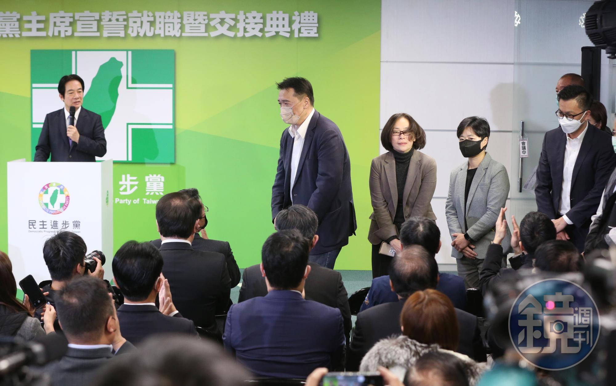 賴清德(左)介紹自己延攬進入黨團的青壯年正副祕書長。