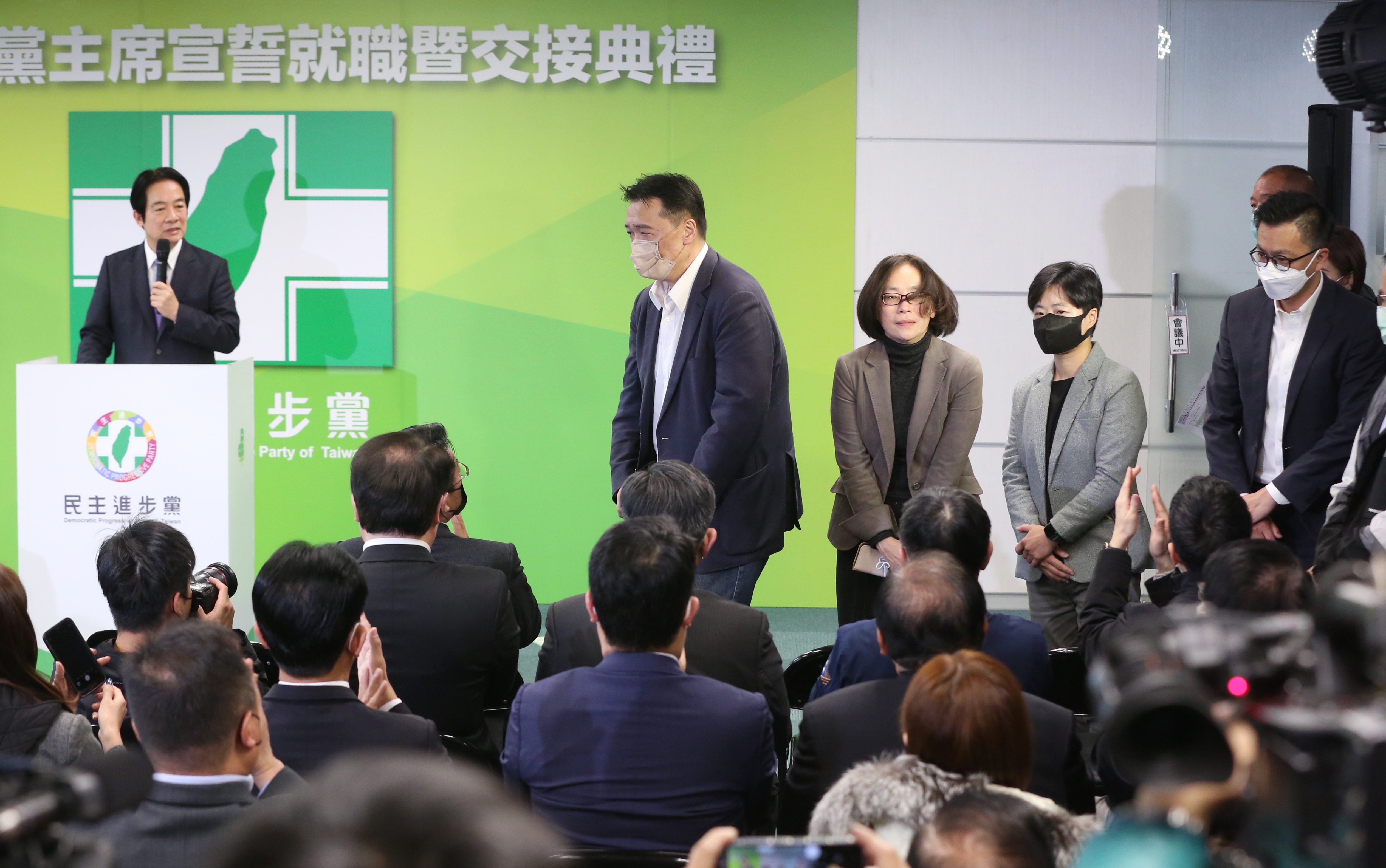 賴清德（左）介紹自己延攬進入黨團的青壯年正副祕書長。