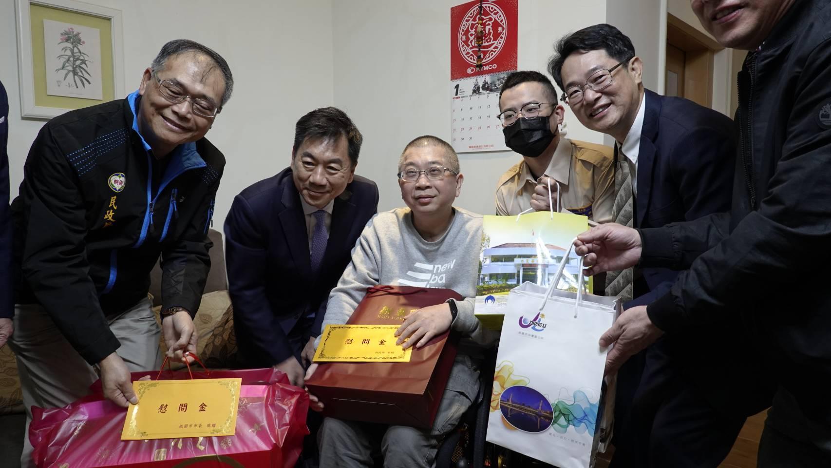 內政部政次陳宗彥探視服役受傷弟兄。(役政署提供)