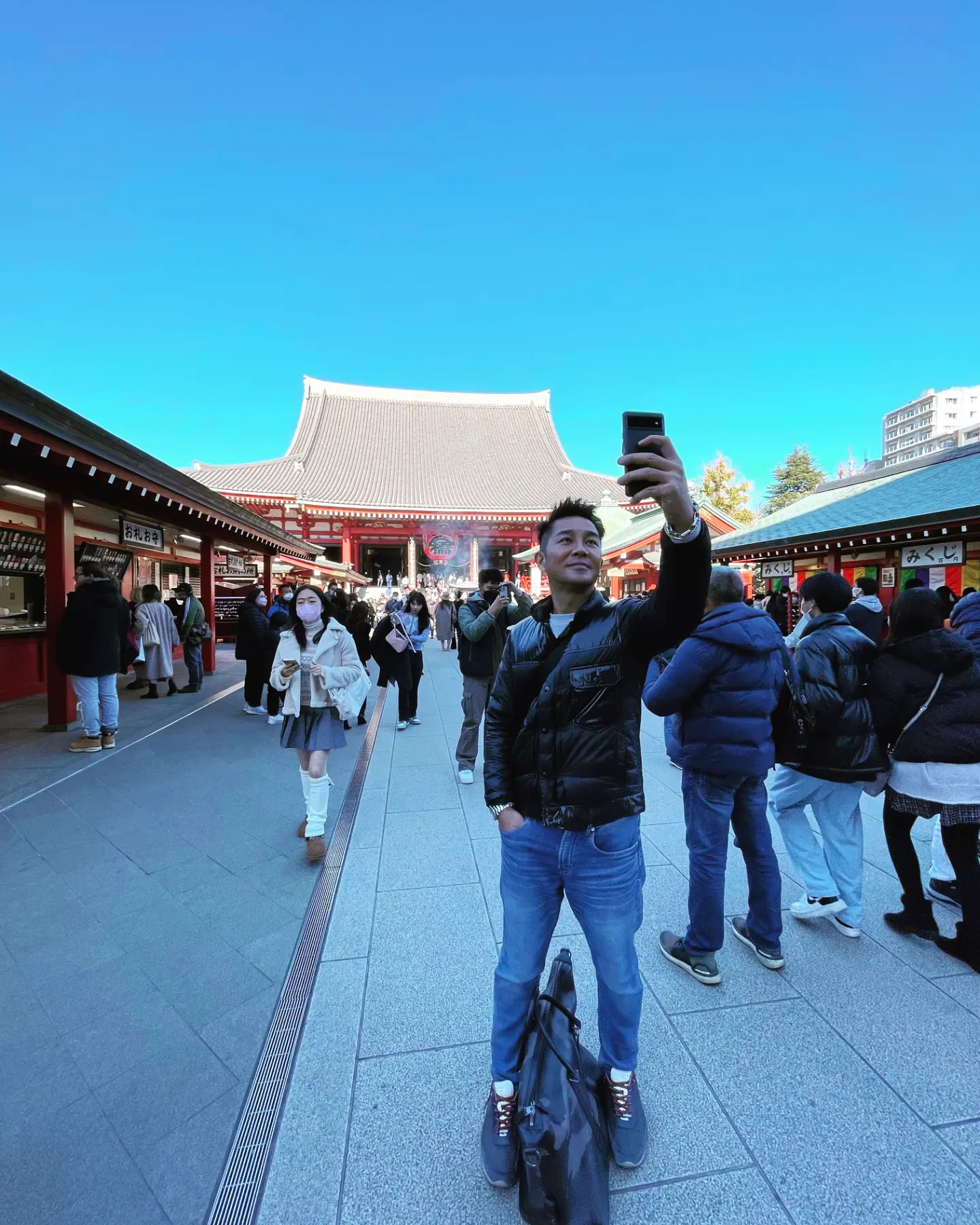 早前謝承均當金主帶家人去日本旅遊,在當地掃貨大衣、鞋子等戰利品。(翻攝自謝承均臉書)