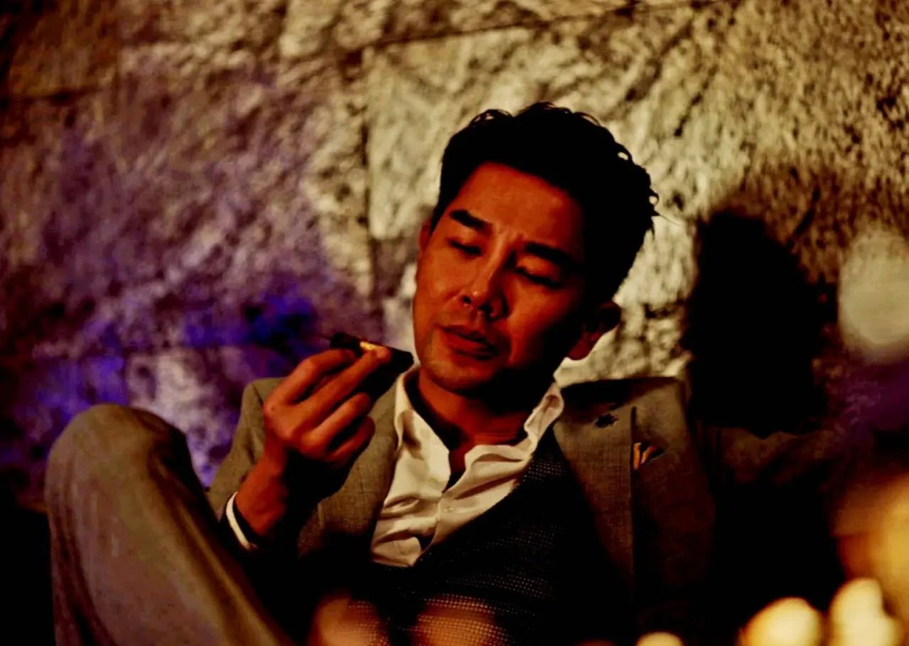 在電影《山中森林》中,謝承均與李康生是一起混江湖的兄弟,他的演繹令人想起早年他在《鬥魚》飾演的「豹哥」角色。(翻攝自謝承均臉書)