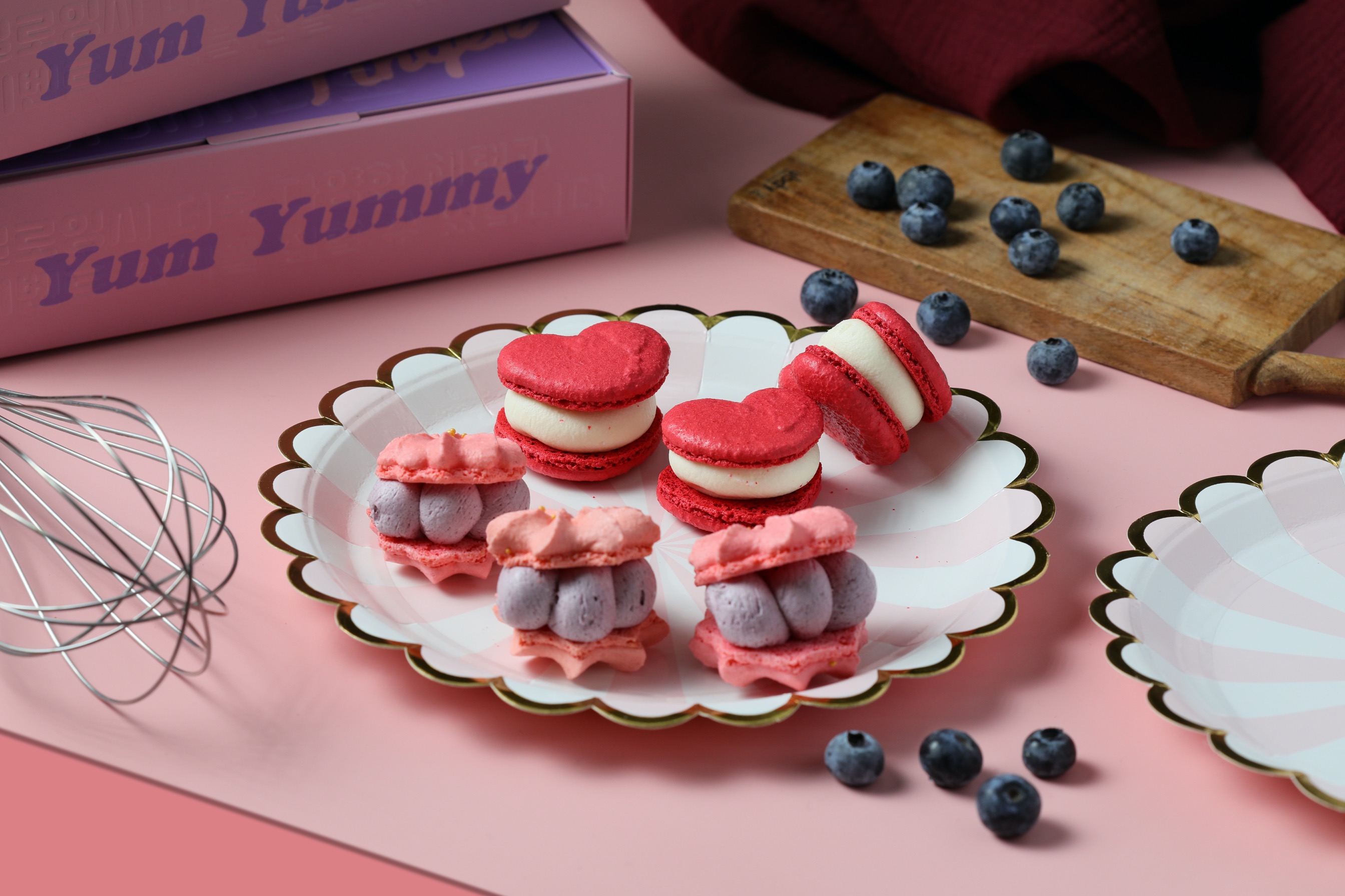 致敬美式杯子蛋糕的「紅絲絨」（後）是可可夾著檸檬餡的美妙滋味；「藍莓起司」（前）內餡是紐西蘭藍莓的芬芳甜蜜。