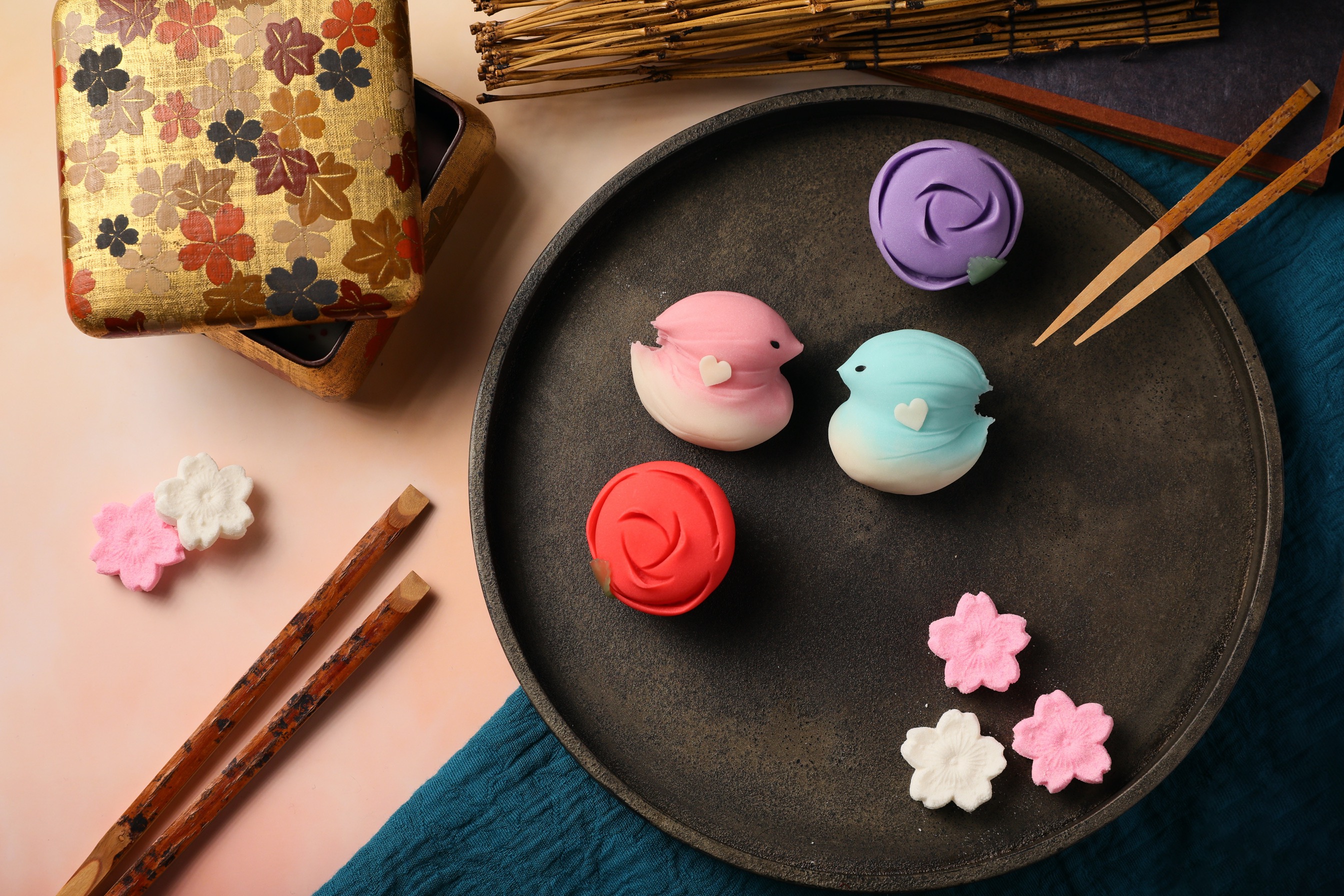 「情人桐木禮盒」內含粉色與藍色的一對愛情鳥，以及紅紫玫瑰，非常應景。（950元／盒）