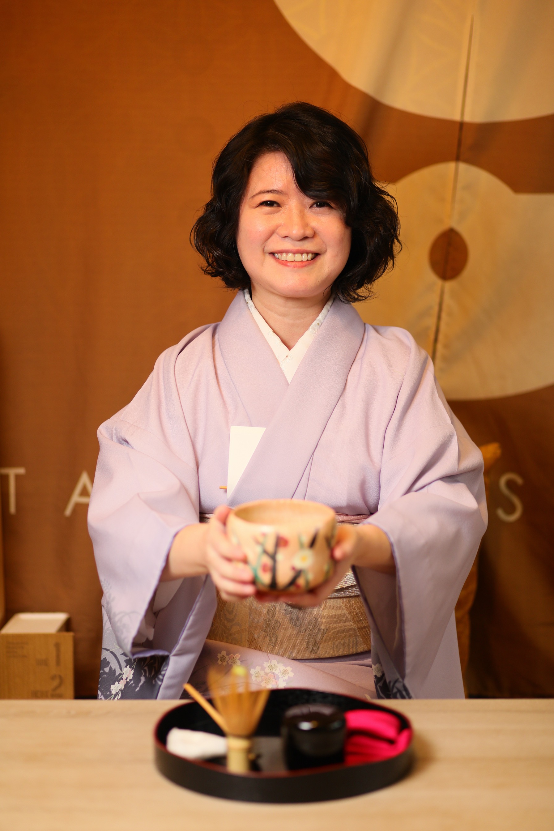 和菓子與茶道關係密切，吳蕙菁（Emily）除了赴日習得道地的和菓子技藝，也修習裏千家茶道多年。