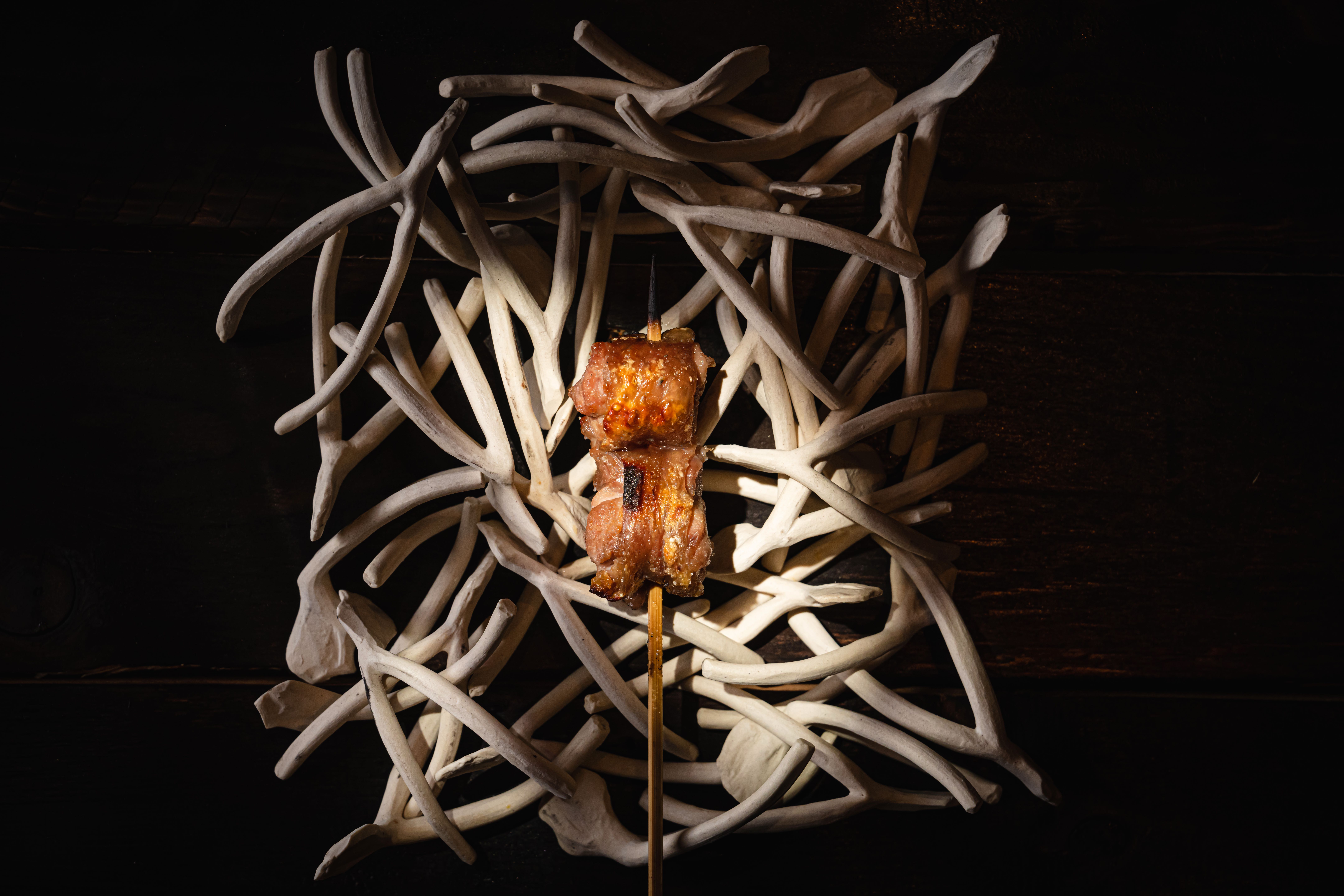 「阿基里斯」來自「岩生築見」為鳥翔量身訂製的「金璟雞」，搭配黑七味粉，彈脆厚實。（鳥翔提供）