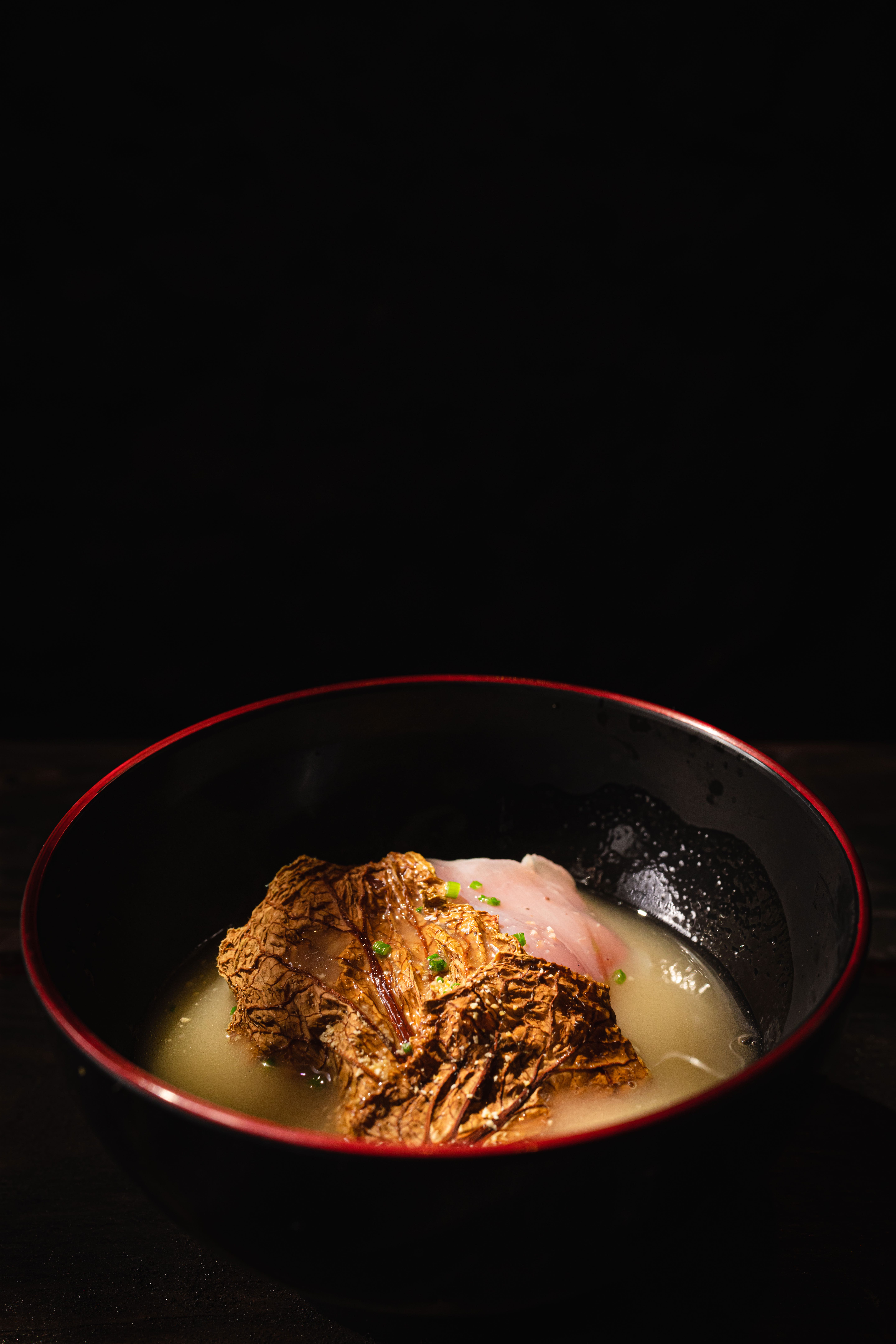 「雞白湯椀物」有金璟雞的雞胸，竹地老母雞高湯點綴風乾娃娃菜提出發酵後韻。（鳥翔提供）