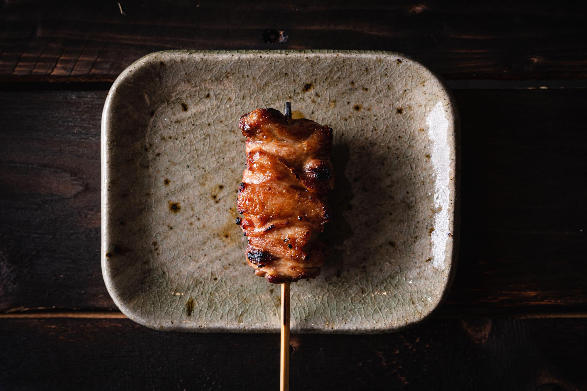 「正肉」為雞腿正肉熟成3天，炭烤後帶奶油香氣。（鳥翔提供）