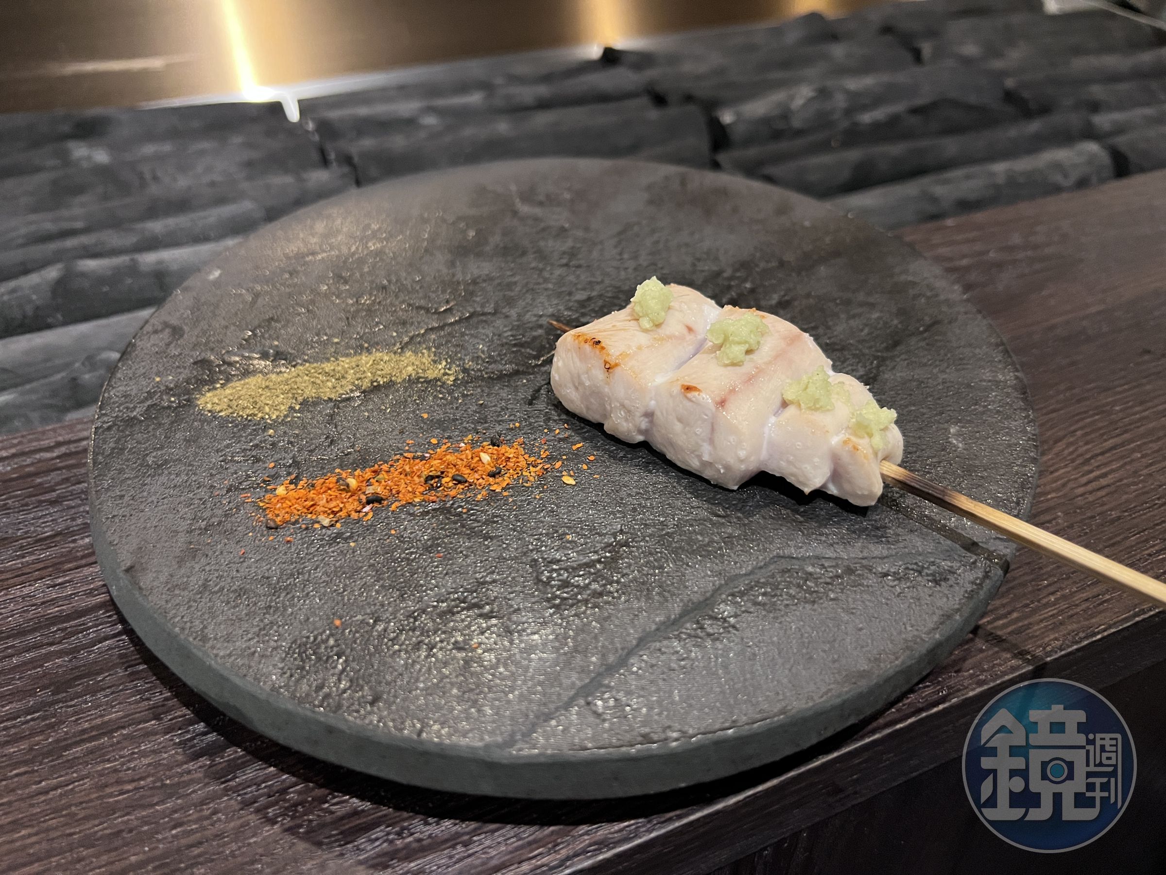 「雞里肌」取自竹地雞，搭配阿里山山葵，肉質甘甜。
