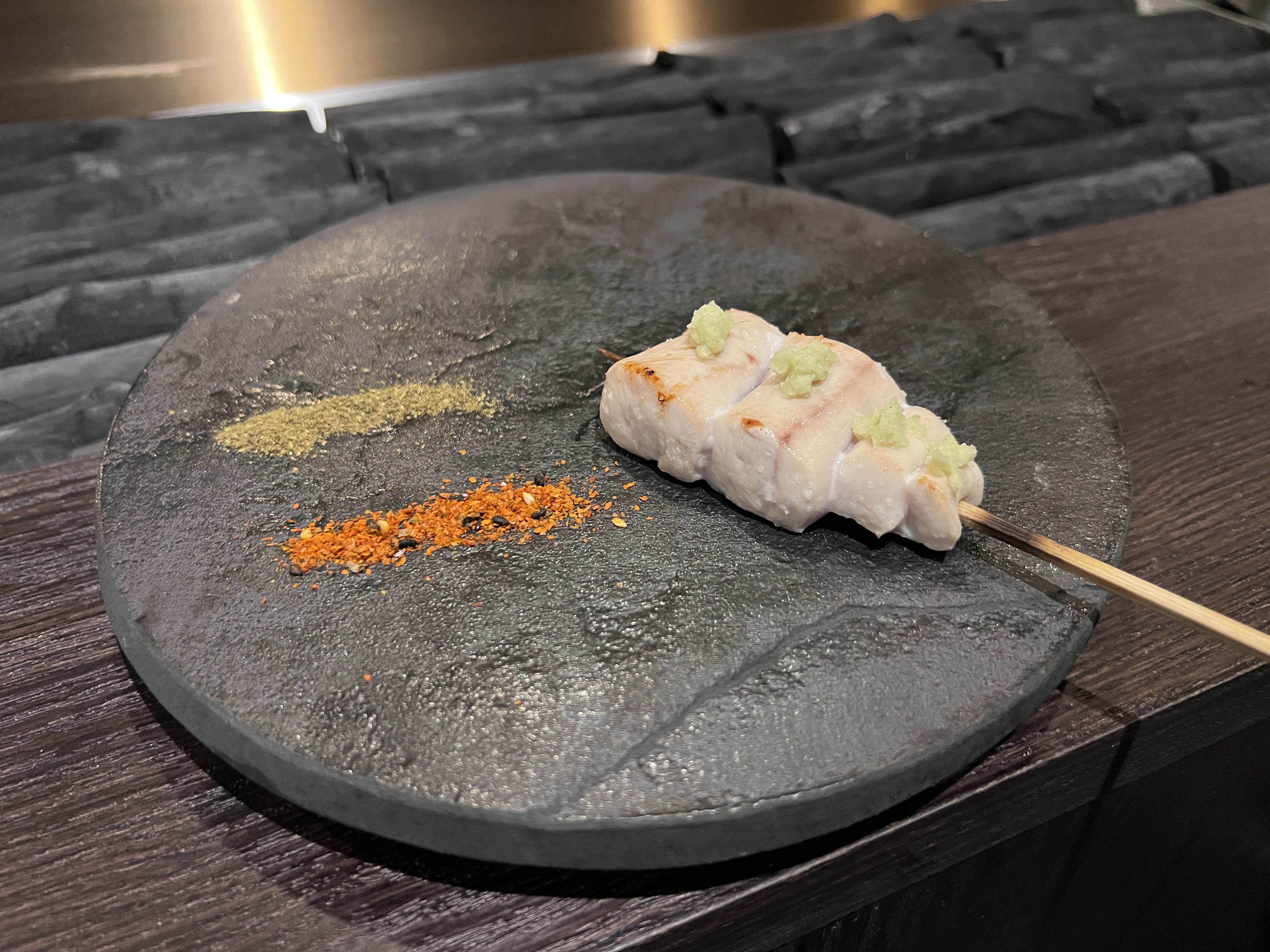 「雞里肌」取自竹地雞，搭配阿里山山葵，肉質甘甜。