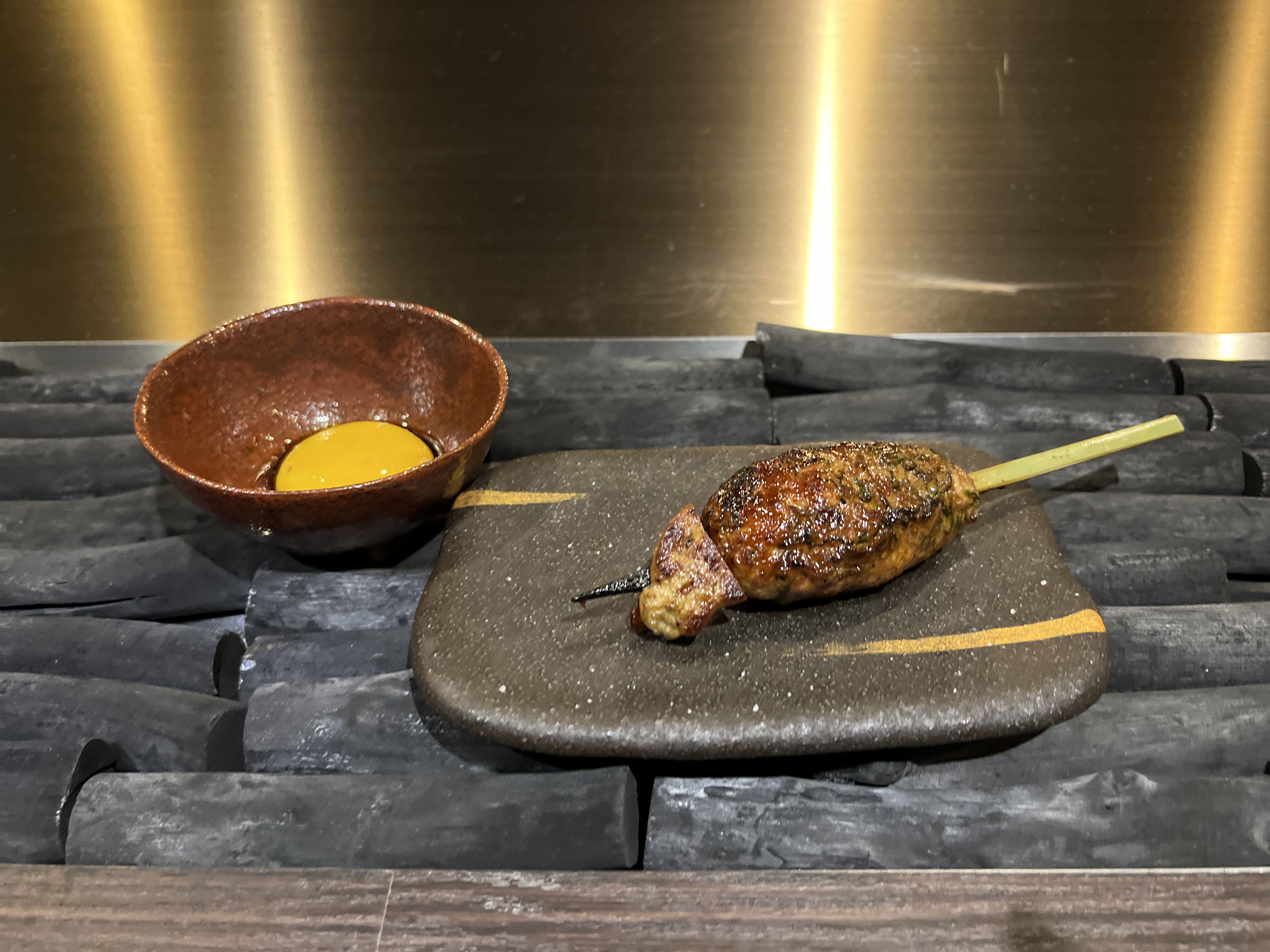 揉入清香紫蘇的「雞肉丸」串上鴨肝，增添內臟滋味。
