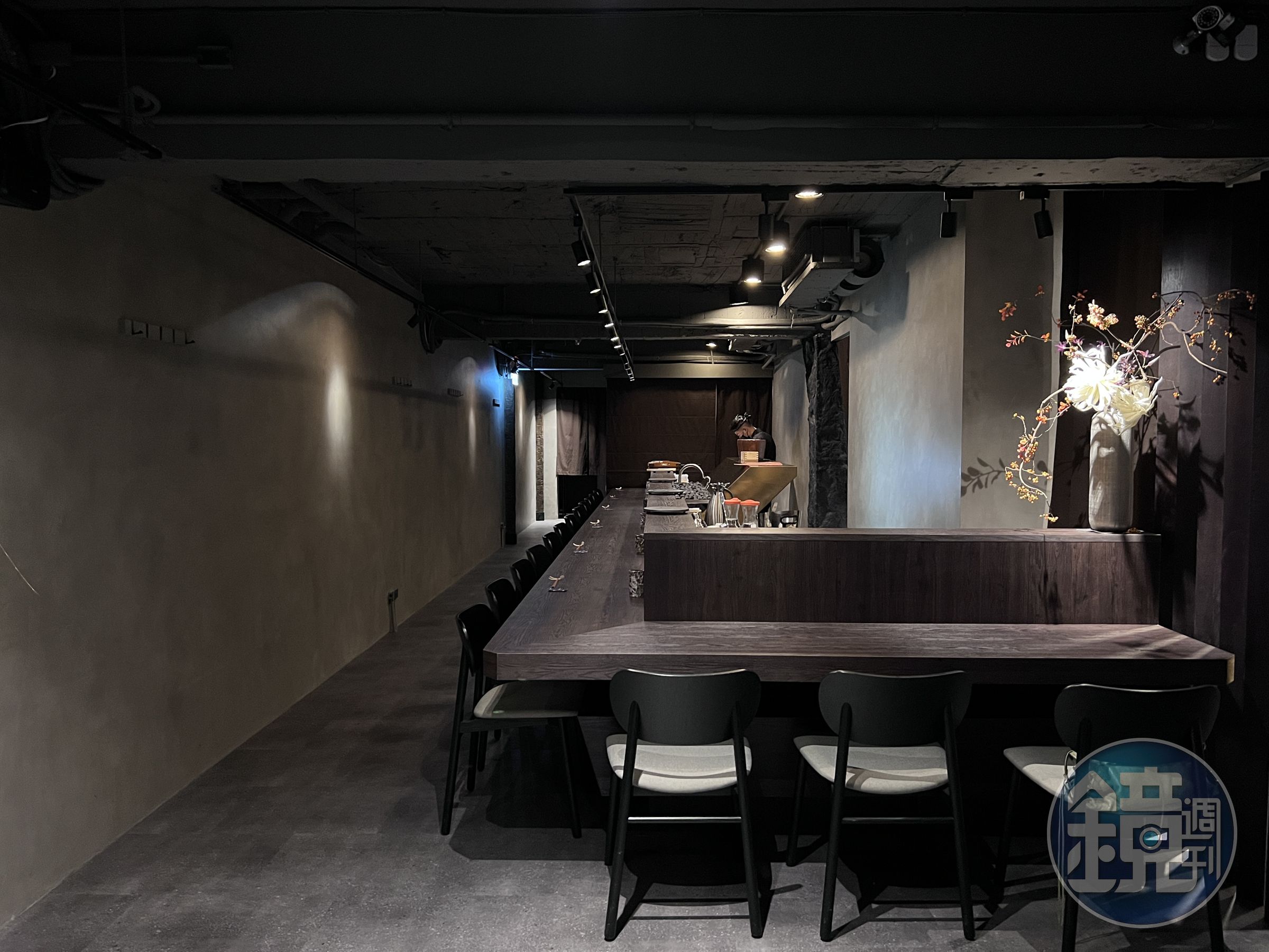 「鳥翔TORISHOU」主打無菜單板前料理，空間帶有日式侘寂美感。