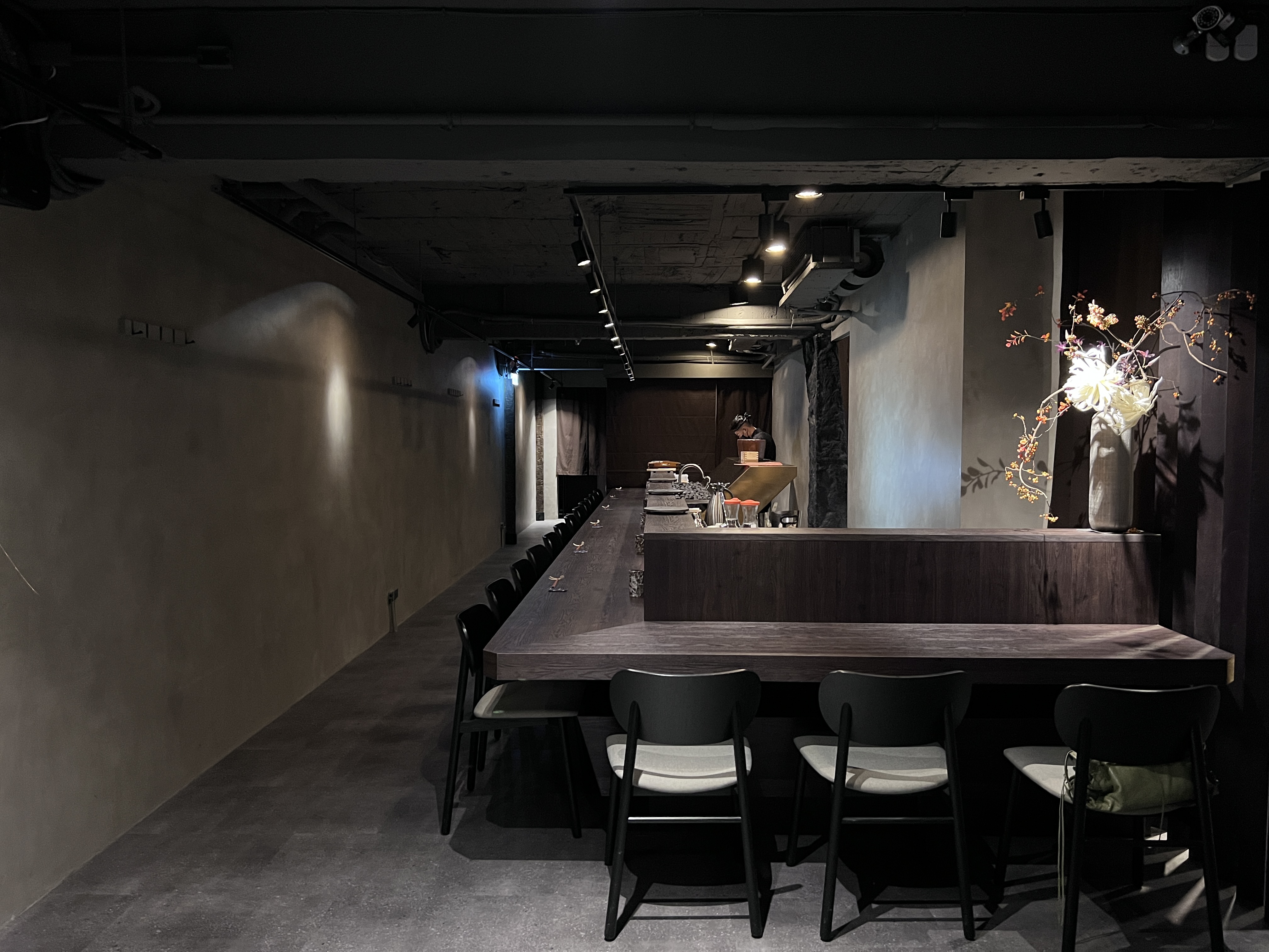 「鳥翔TORISHOU」主打無菜單板前料理，空間帶有日式侘寂美感。
