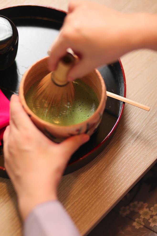 裏千家點茶時喜歡點出豐盈細緻的泡沫，讓抹茶香氣更為明顯。