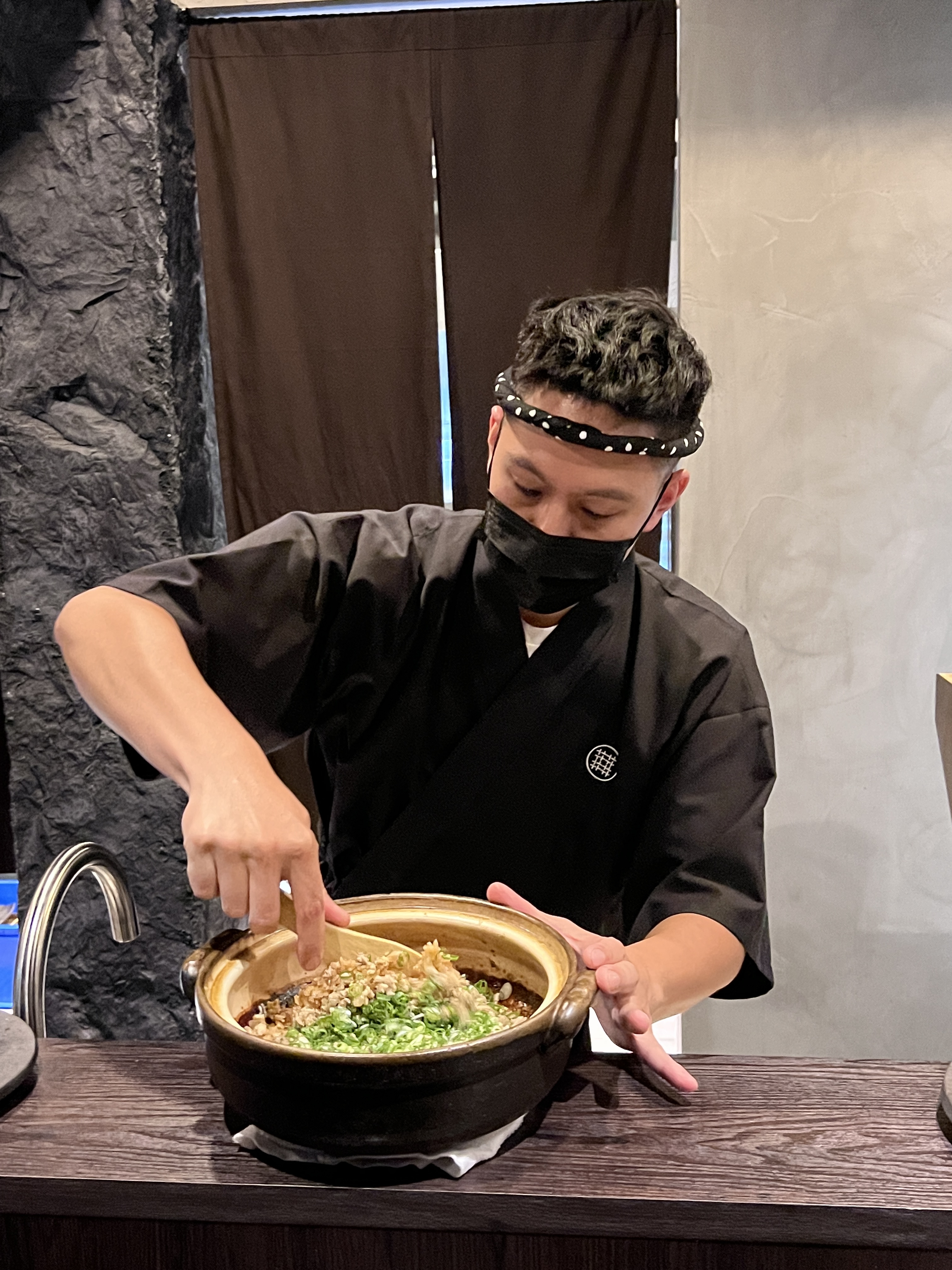 「雞鬆釜飯」在板前登場後，現拌雞油，香氣四溢。