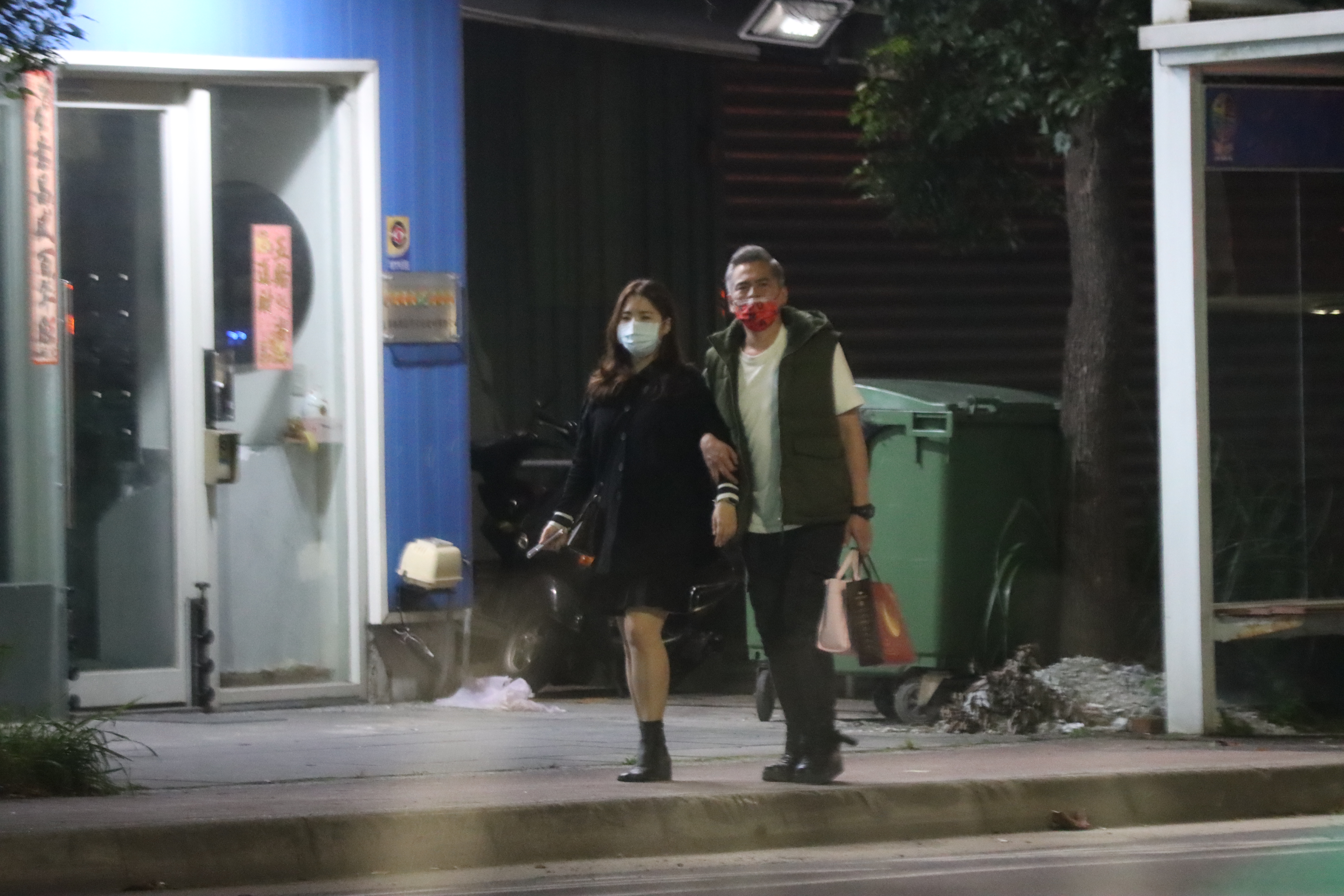 馬國賢近日被本刊直擊勾著女友的手回家。