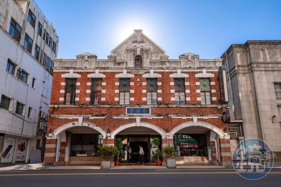 「台灣太陽餅博物館」建築前身為「全安堂」，為保存良好的百年建築，早期作為藥鋪使用，如今賣起太陽餅，傳承糕餅文化。