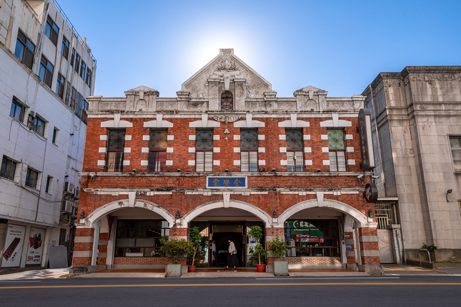 「台灣太陽餅博物館」建築前身為「全安堂」，為保存良好的百年建築，早期作為藥鋪使用，如今賣起太陽餅，傳承糕餅文化。