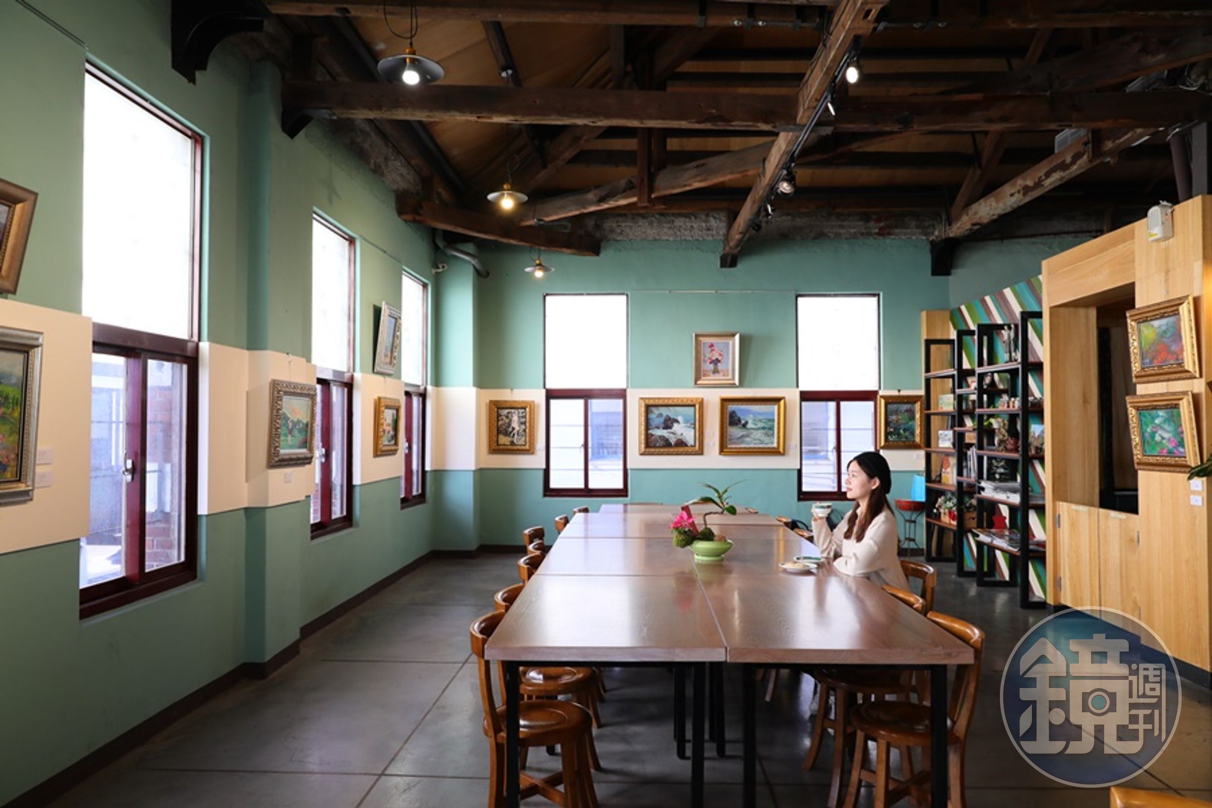 博物館2樓輕食餐廳以秋香綠搭配原木打造，除了提供餐點，同時也是藝文展覽空間。
