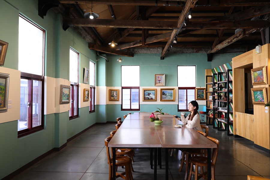博物館2樓輕食餐廳以秋香綠搭配原木打造，除了提供餐點，同時也是藝文展覽空間。