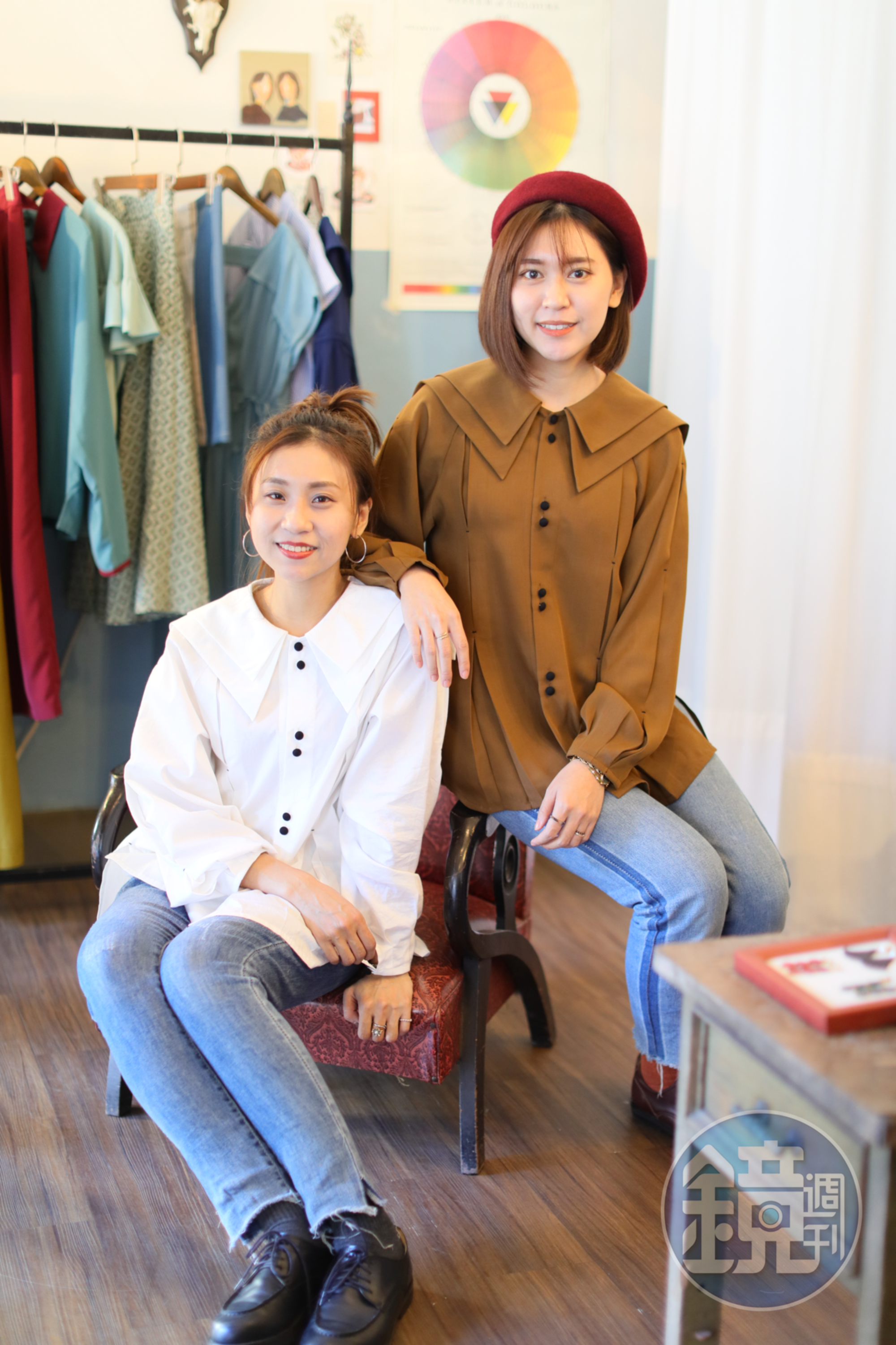 姊妹倆齊心經營實體工作室，姊姊莎拉（左）負責設計營運，妹妹奧莉（右）幫忙企劃。