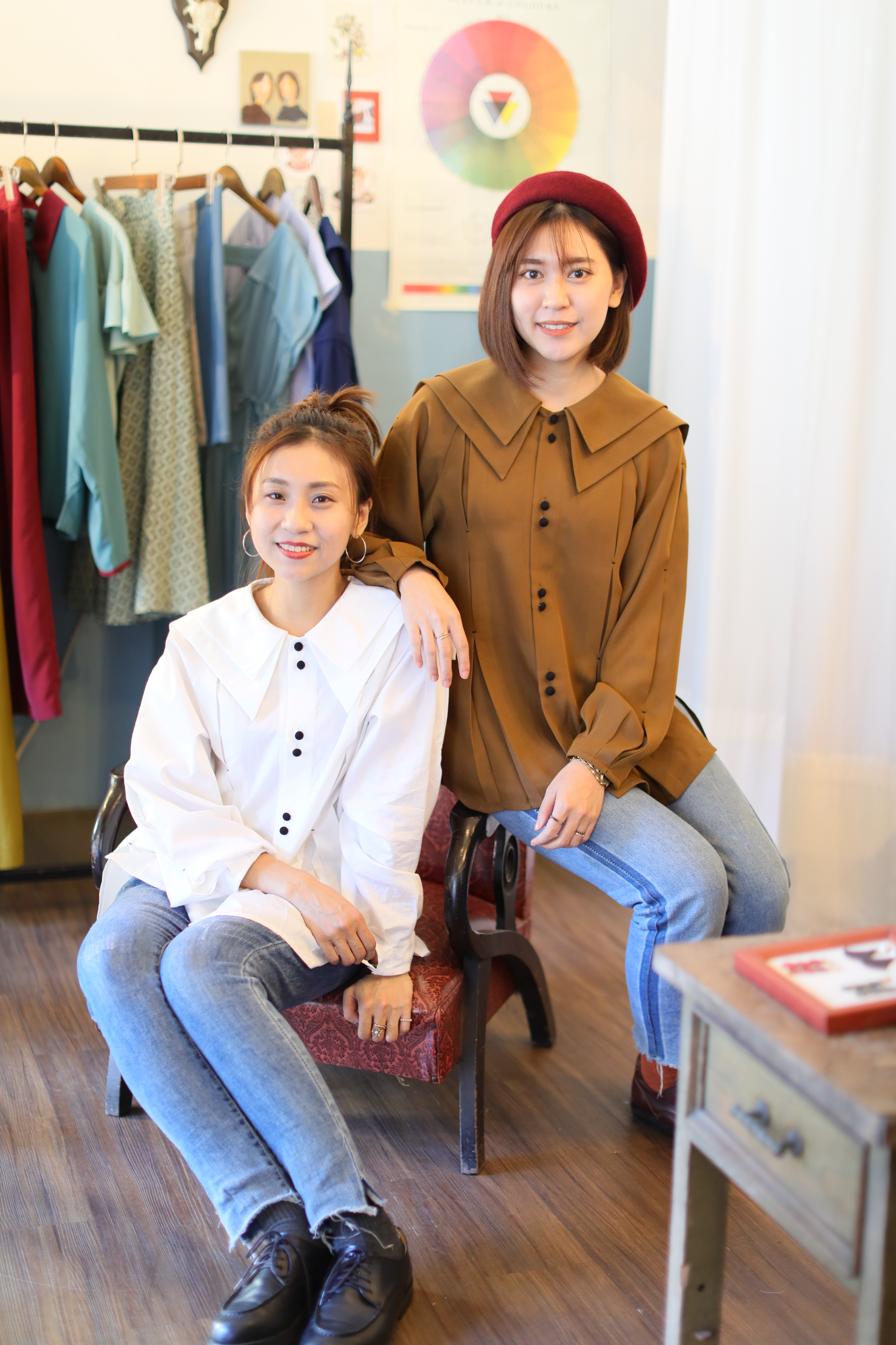 姊妹倆齊心經營實體工作室，姊姊莎拉（左）負責設計營運，妹妹奧莉（右）幫忙企劃。