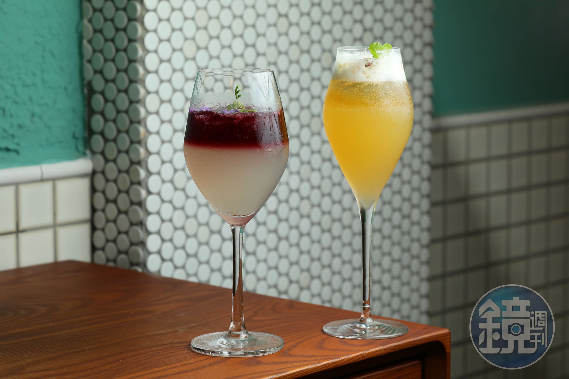 柳梢青菜單多了微醺時光調酒系列，「柑橘氣泡紅酒」（左，320元／杯）與「花香氣泡啤酒」（右，320元／杯）。