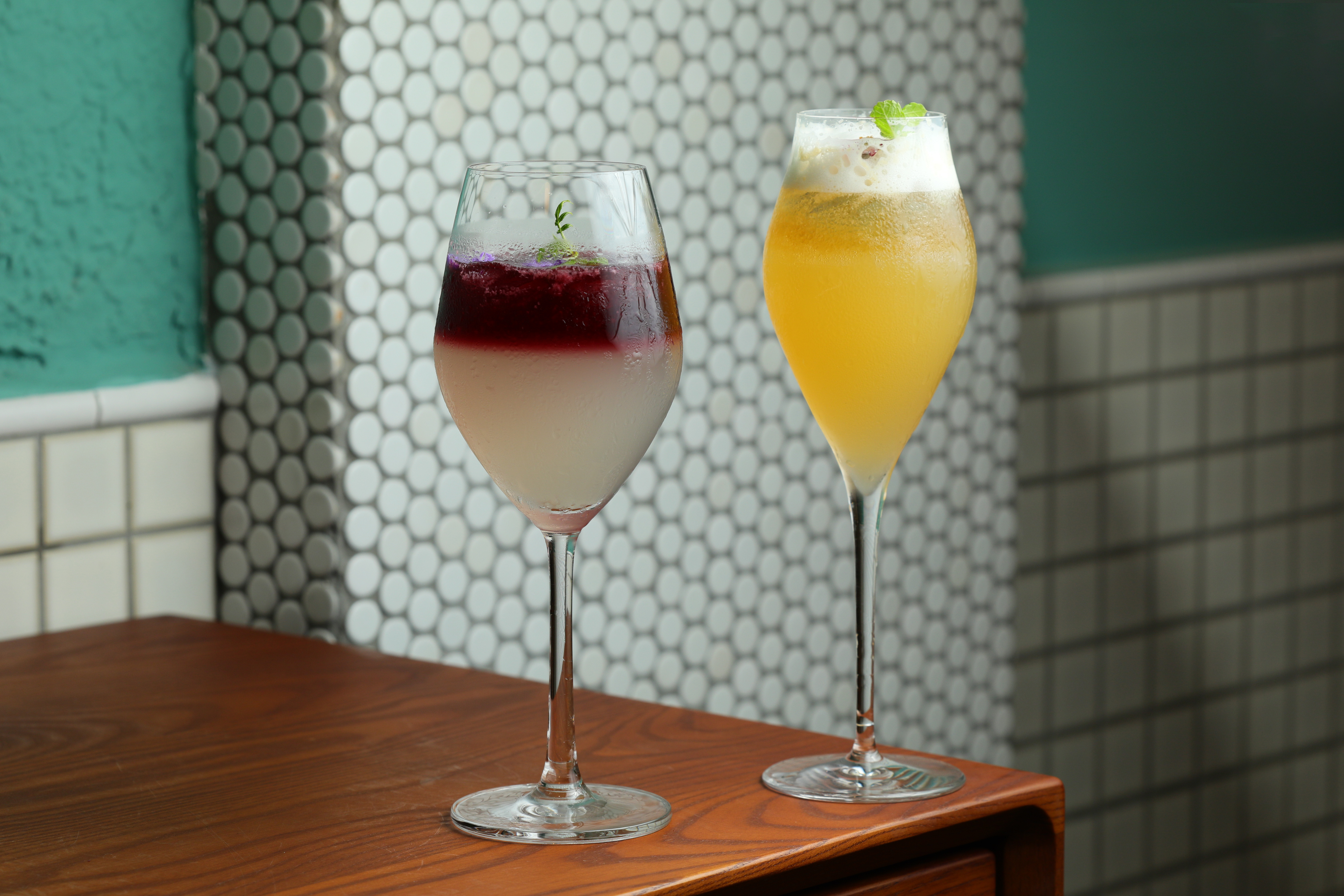 柳梢青菜單多了微醺時光調酒系列，「柑橘氣泡紅酒」（左，320元／杯）與「花香氣泡啤酒」（右，320元／杯）。