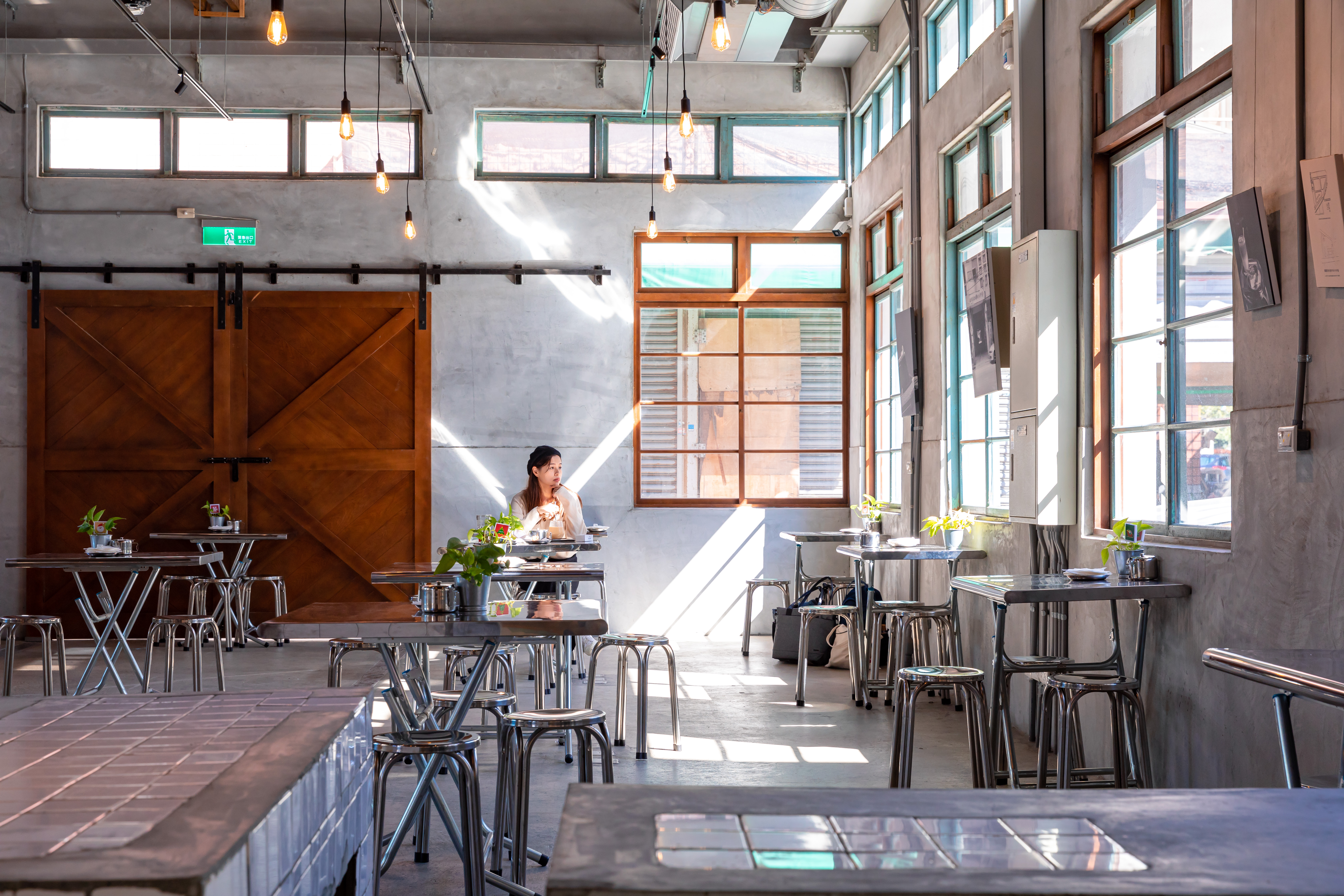 「第四市場」為保留傳統市場風格，刻意使用懷舊的白鐵桌椅。