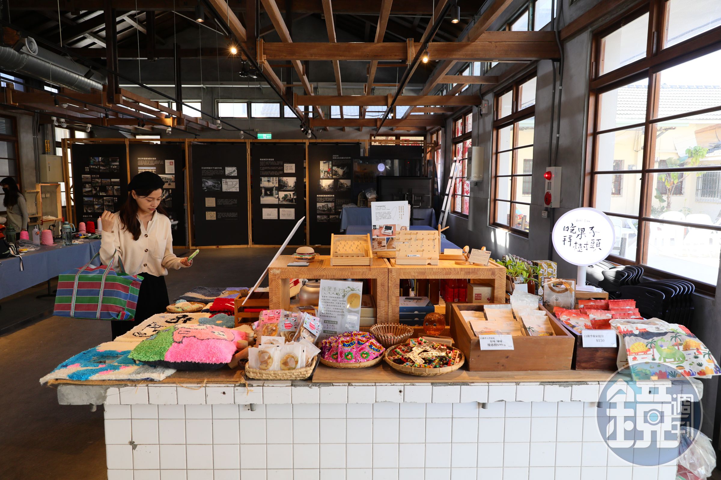 提著菜籃逛市場，琳瑯滿目的文創商品、 在地小農產品，就擺在過去賣魚的攤位上。
