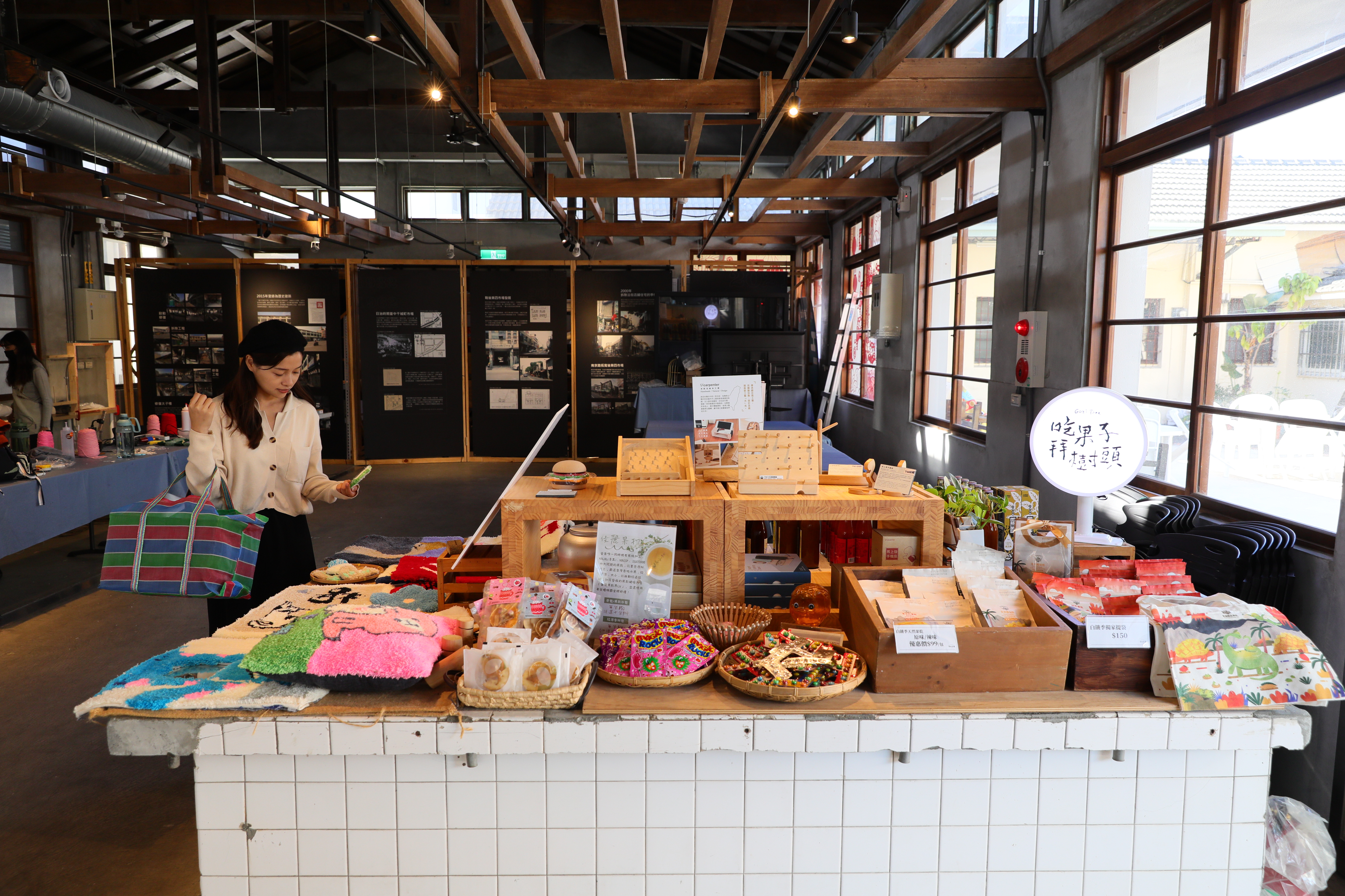 提著菜籃逛市場，琳瑯滿目的文創商品、 在地小農產品，就擺在過去賣魚的攤位上。