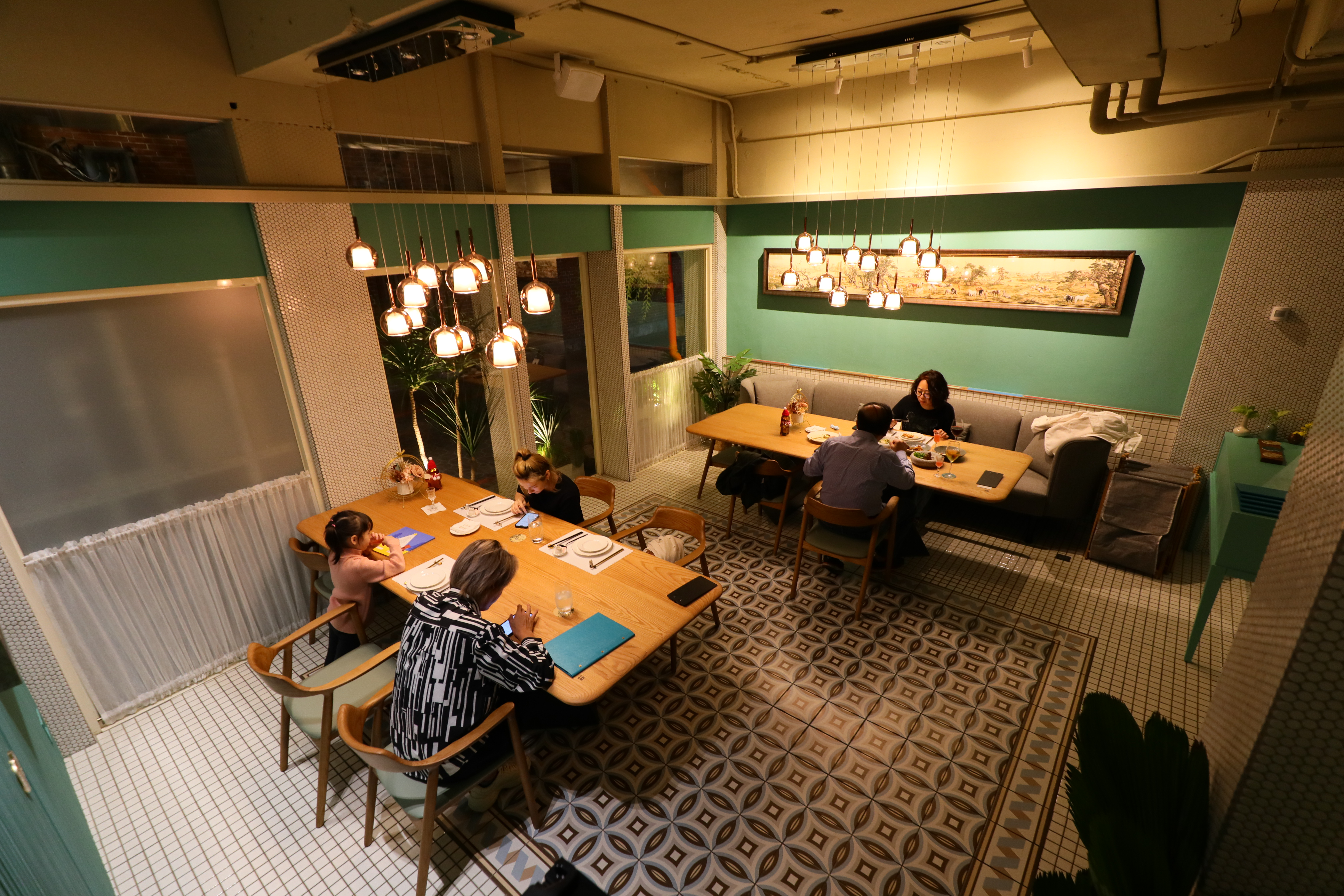 「柳梢青」翻轉老派印象，打造一間讓年輕人想來「約會」的中餐廳。