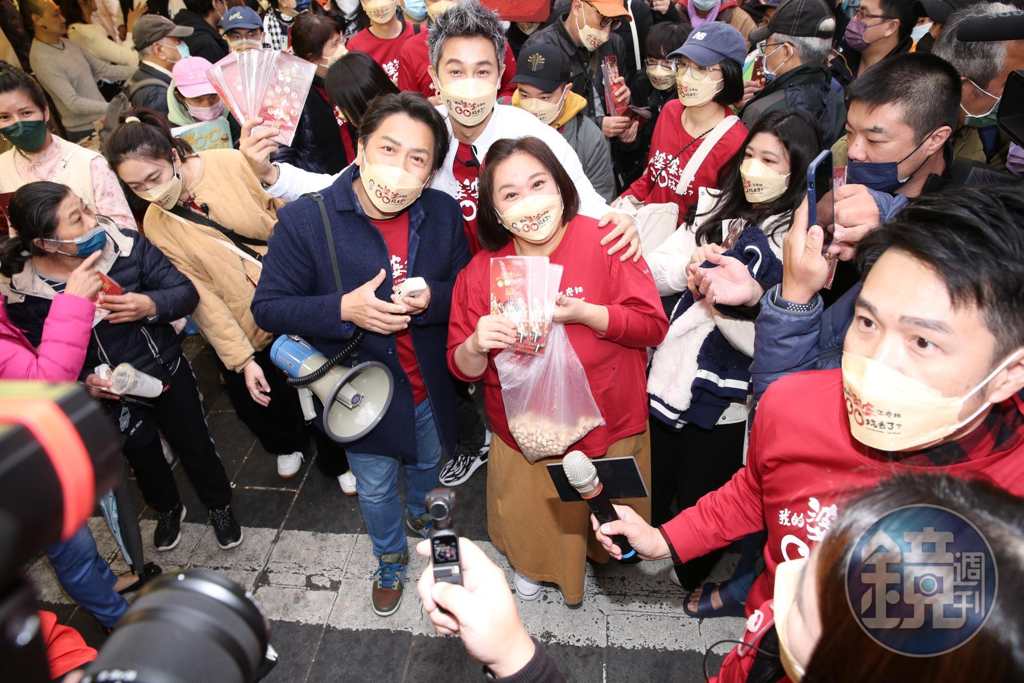 鍾欣凌與許傑輝、邱凱偉赴年貨大街掃街宣傳電影《我的婆婆怎麼把OO搞丟了》。