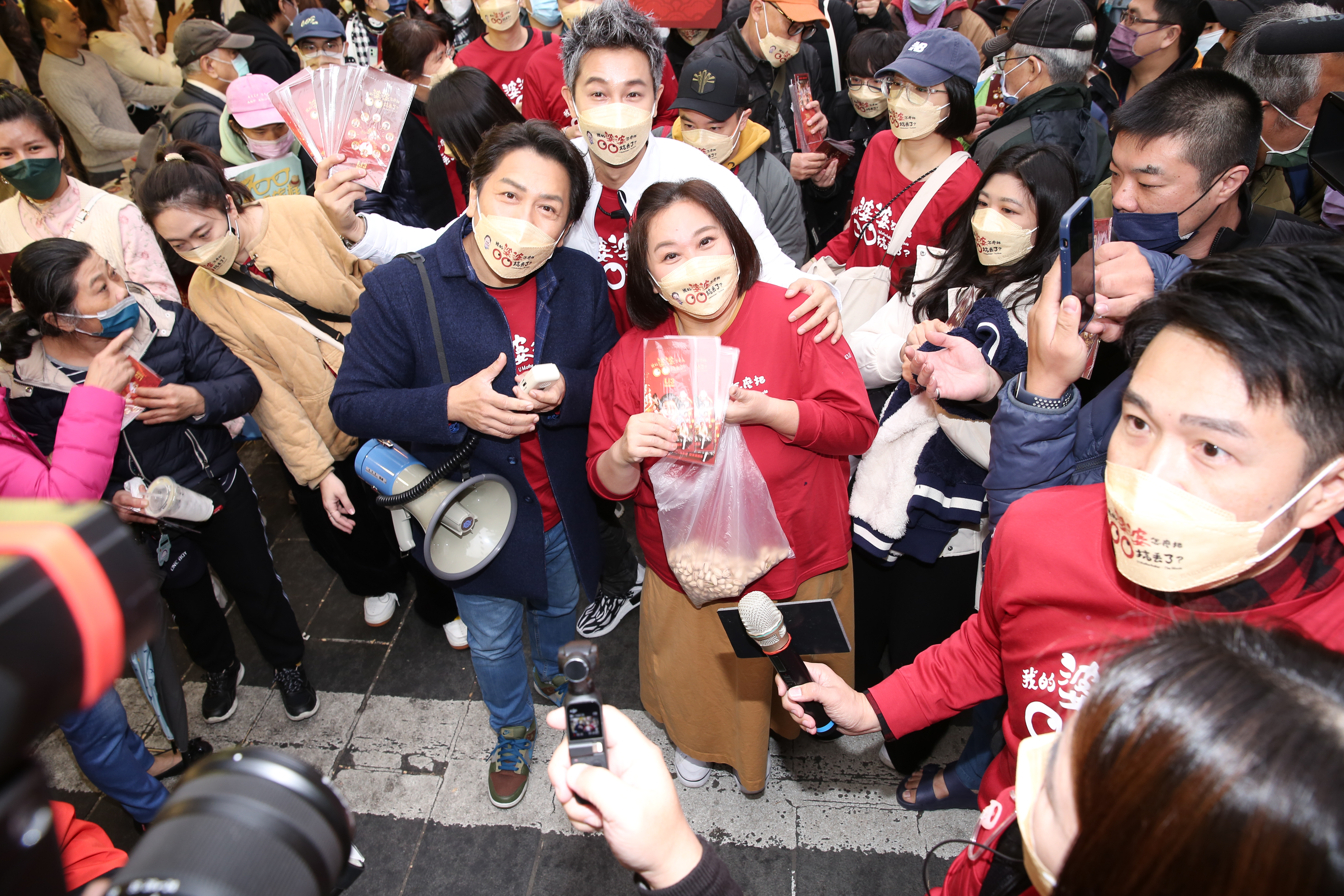 鍾欣凌與許傑輝、邱凱偉赴年貨大街掃街宣傳電影《我的婆婆怎麼把OO搞丟了》。