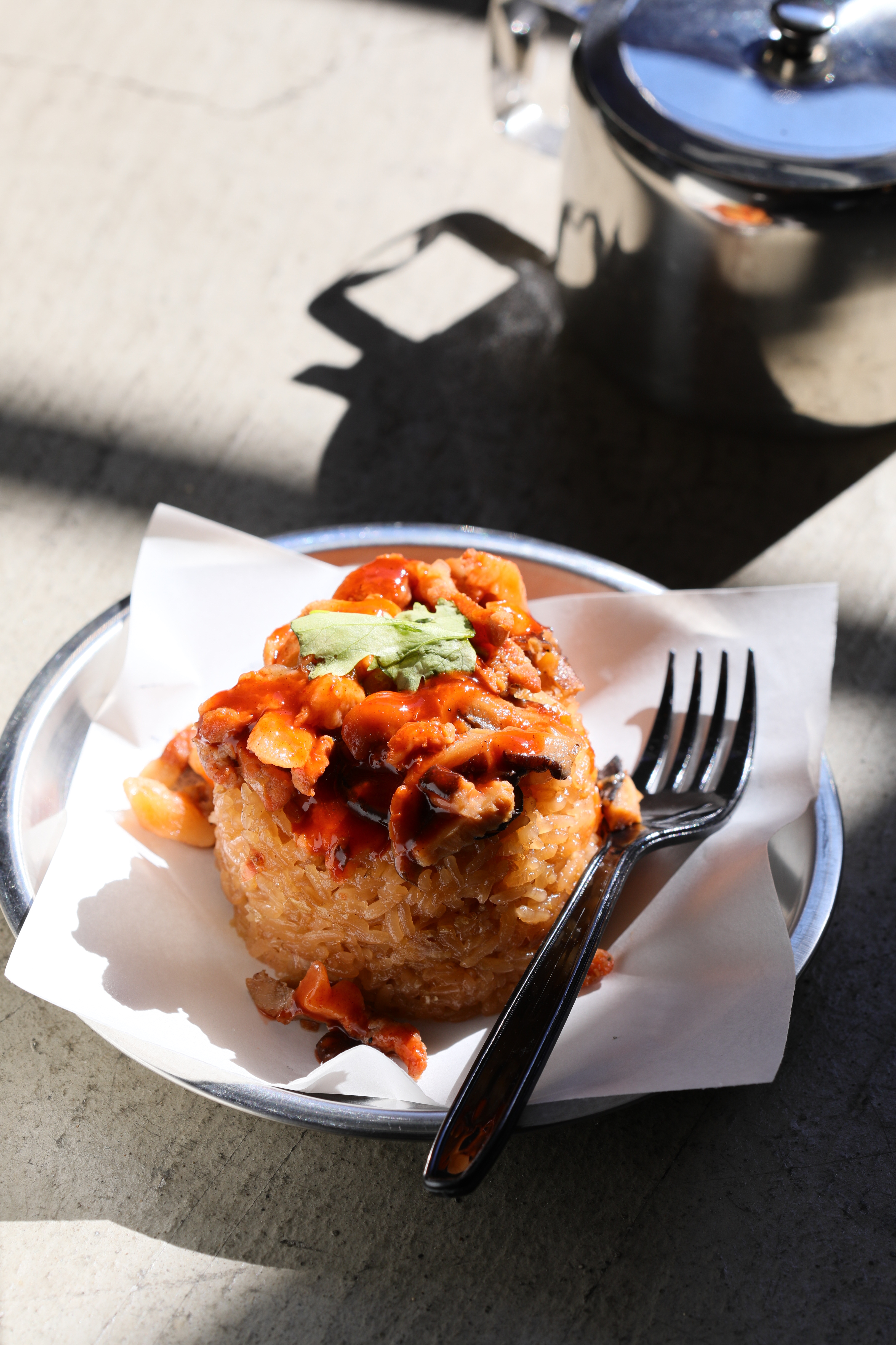 庶民美食「市場油飯」用料實在，吃得到豬肉、香菇、魷魚與東蝦。（80元／份）