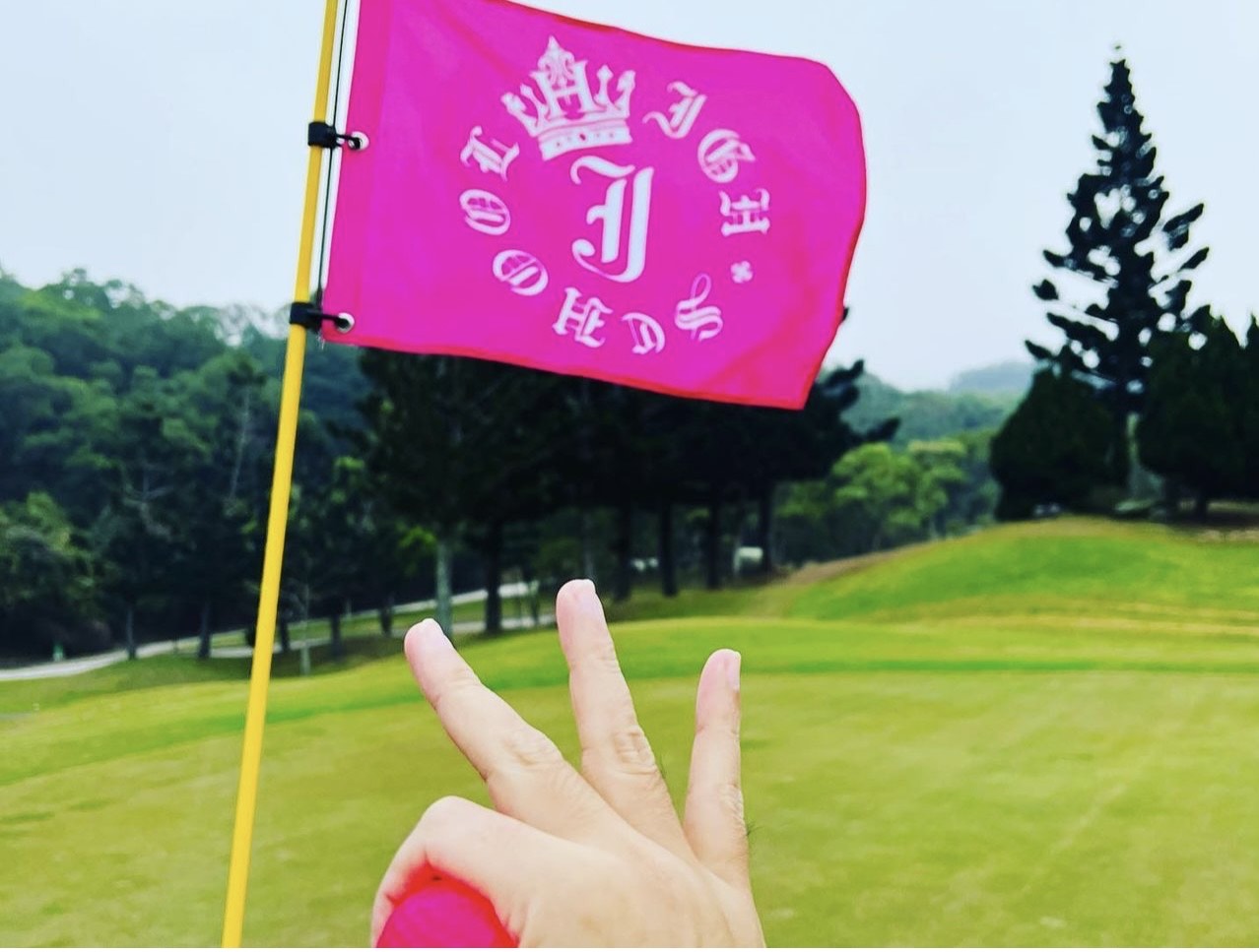 果嶺的旗子也變成了寫著「CHOU J」的獨一無二標誌。(翻攝自周杰倫IG)