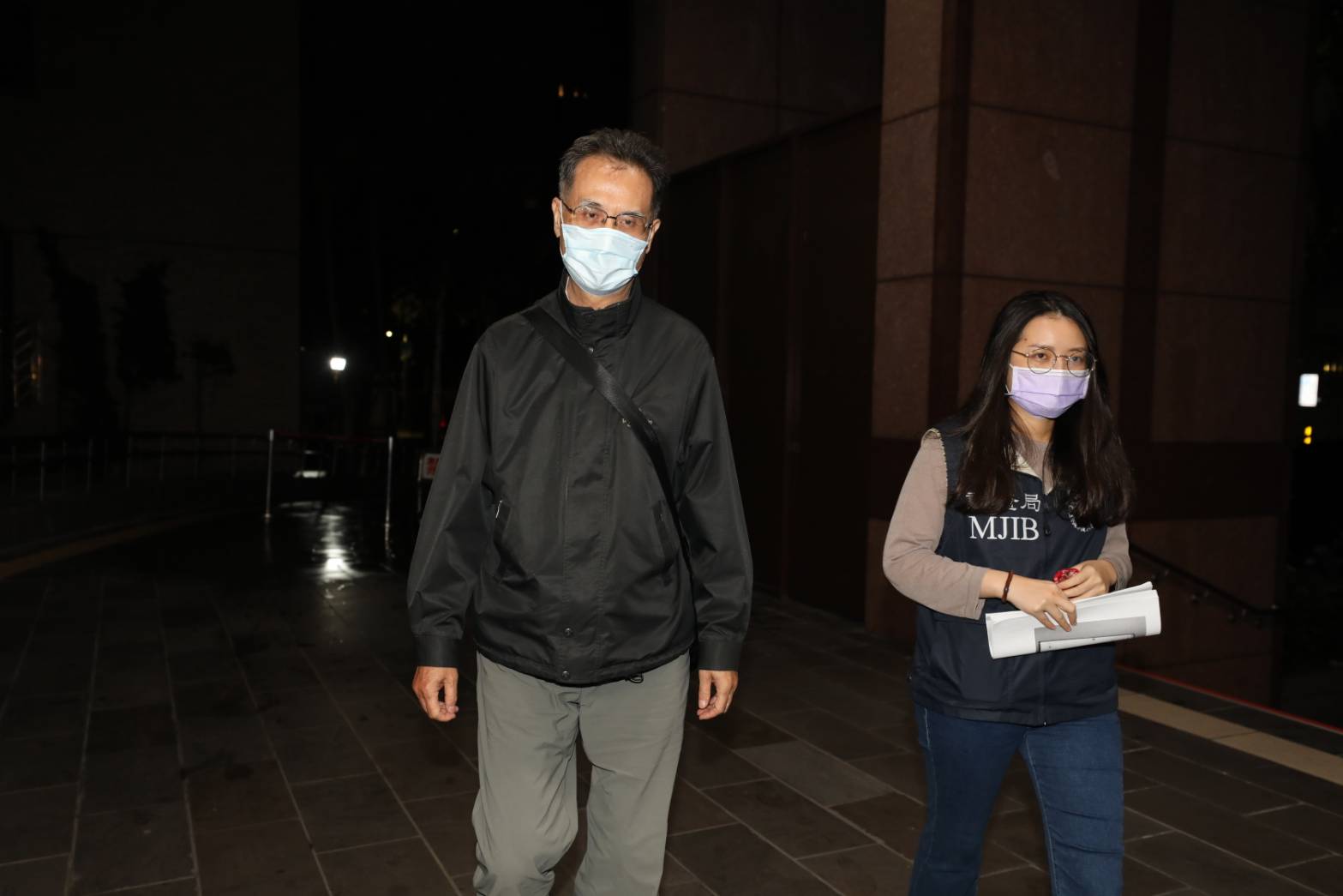 衛福部健保署前主祕葉逢明（左）涉嫌洩漏被保險人個資，今被檢方二度約談，後以10萬元交保。（本刊資料照）