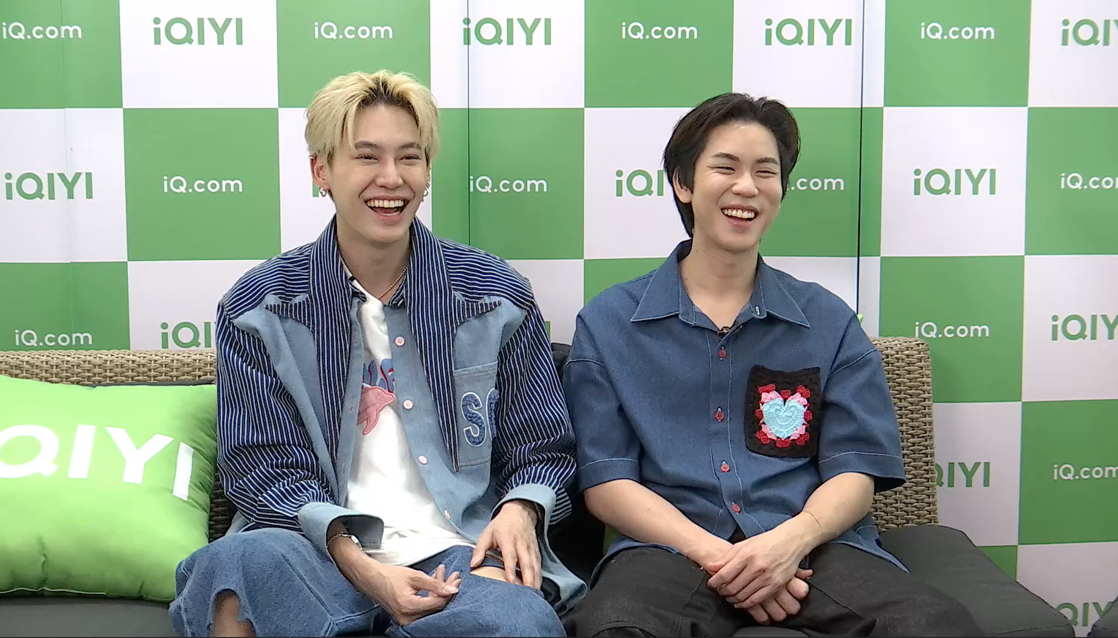 泰劇《我們之間》主角CP Boun（左）和Prem（右）接受《鏡週刊》專訪。（翻攝自專訪影片）