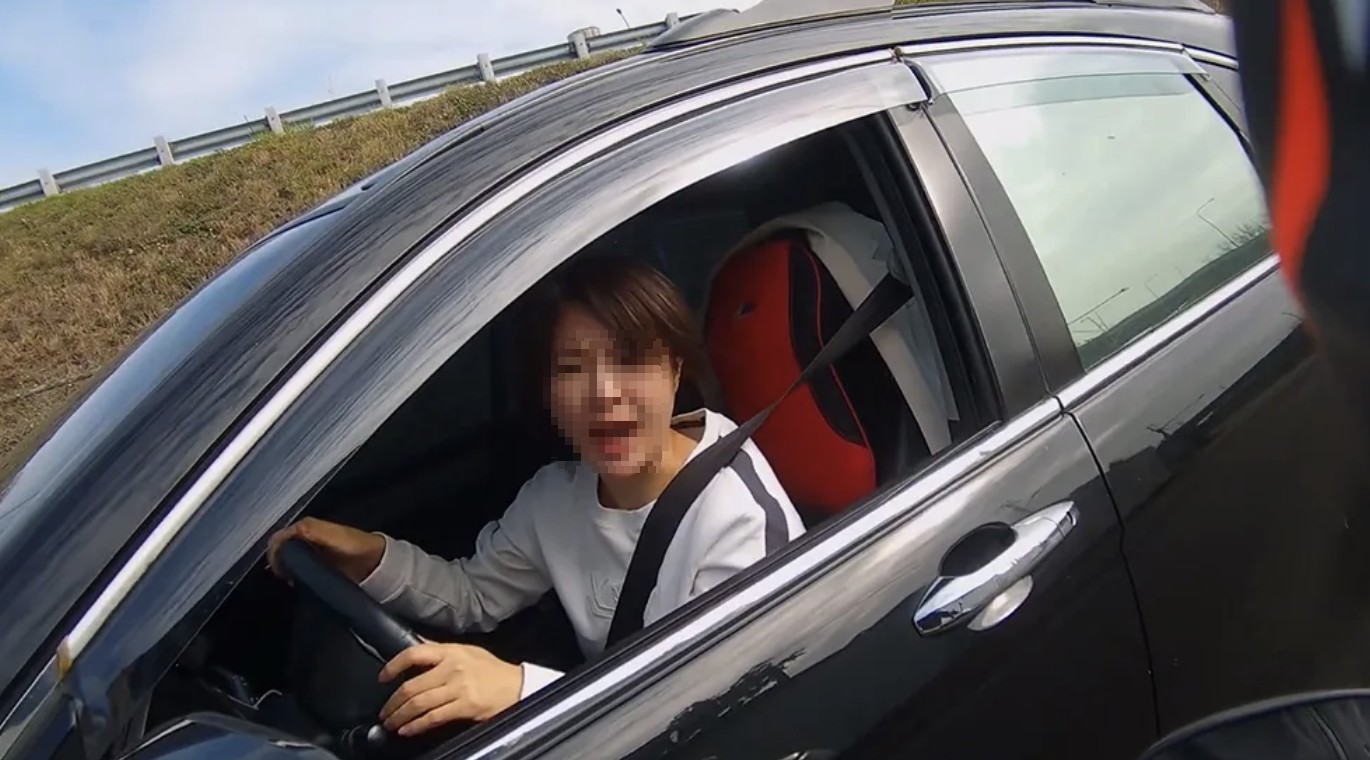 女駕駛皺眉反嗆騎士，自己不逆向無法掉頭轉回順向道路。（翻攝自WoWtchout - 地圖型行車影像分享平台YouTube頻道）