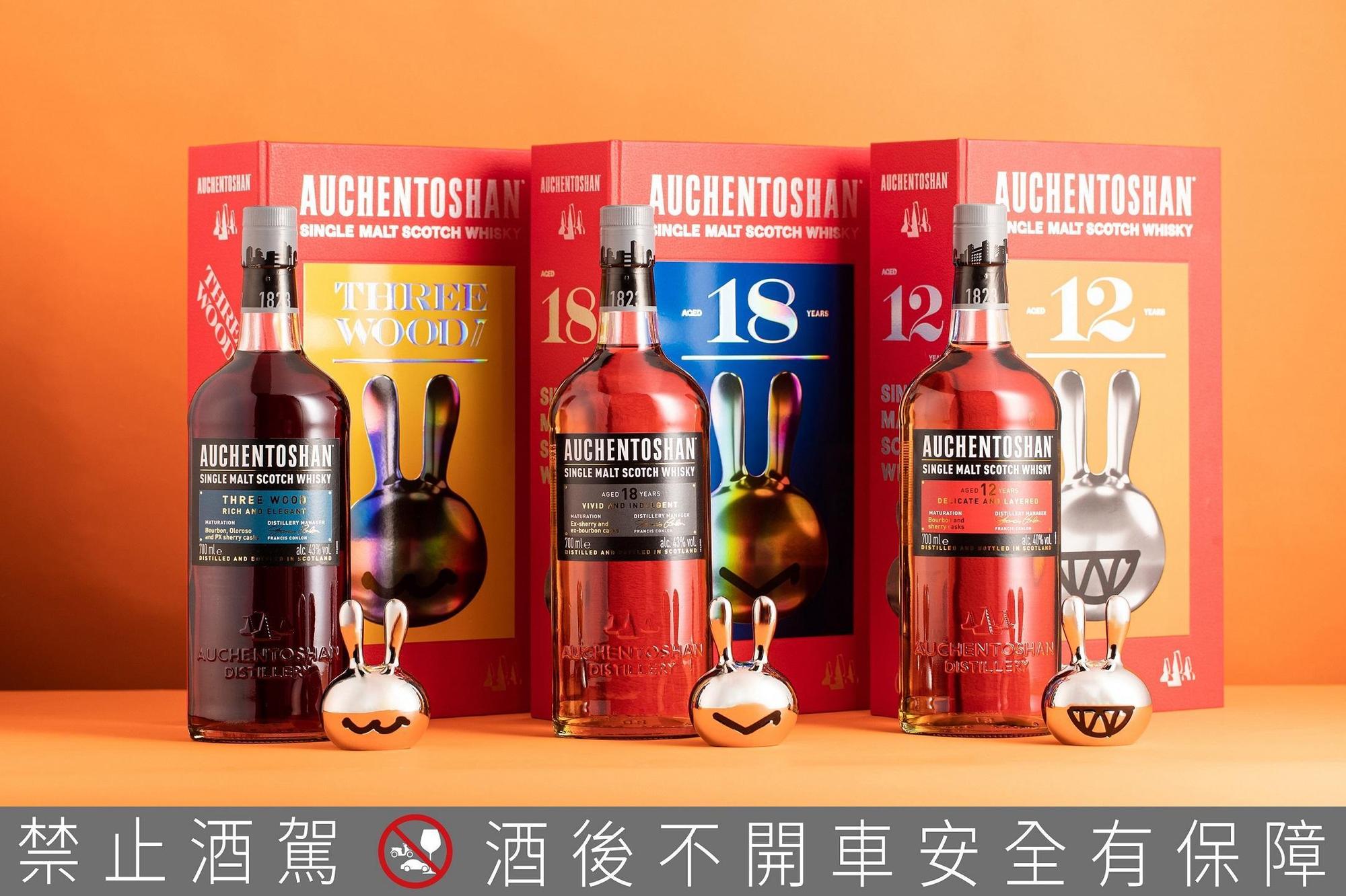 三款歐肯招財兔新春禮盒,內含歐肯單一麥芽威士忌700ml、50ml小樣酒、歐肯招財兔1只,建議售價1,220元、3,620元、1,920元/組。(台灣三得利提供)