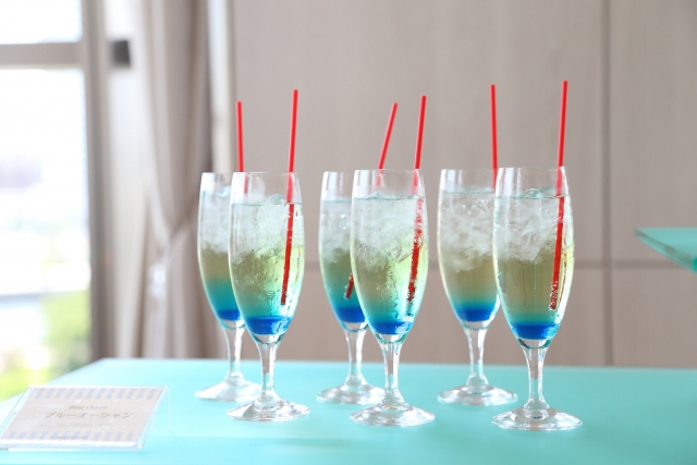 中國浙江一間餐廳服務生竟將清潔劑誤當作飲料，端上桌給顧客引用。（示意圖，photoAC）