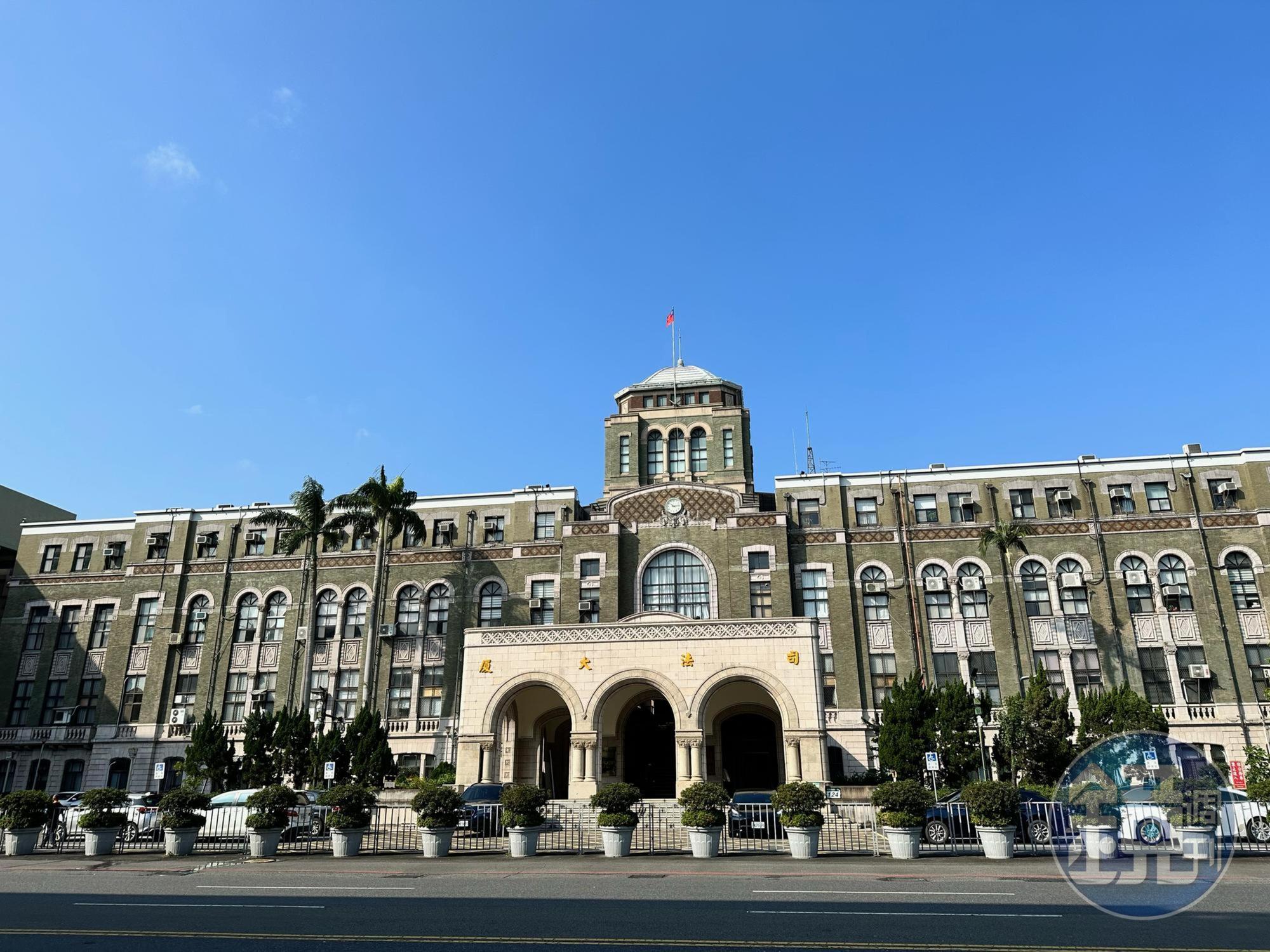 懲戒法院審理法官收富商襯衫禮品案，再判2人免罰。