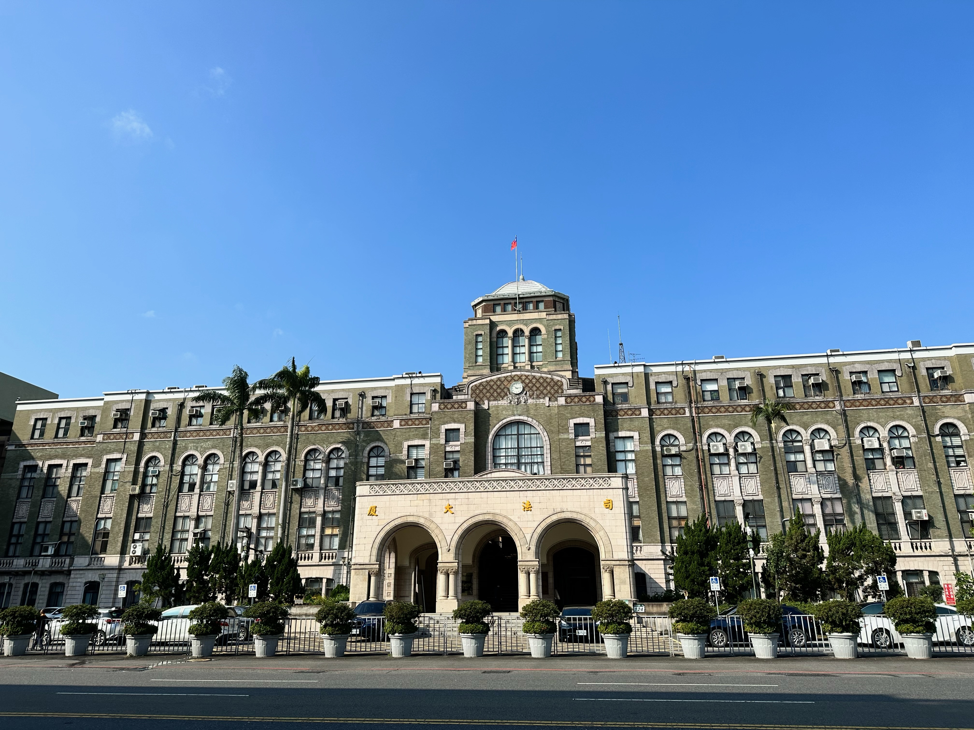 懲戒法院審理法官收富商襯衫禮品案，再判2人免罰。