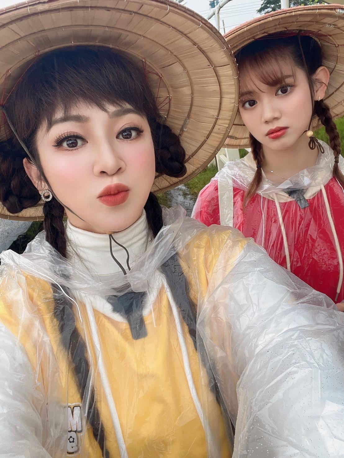 王彩樺與女兒黃于庭到宜蘭出外景。(三立提供)