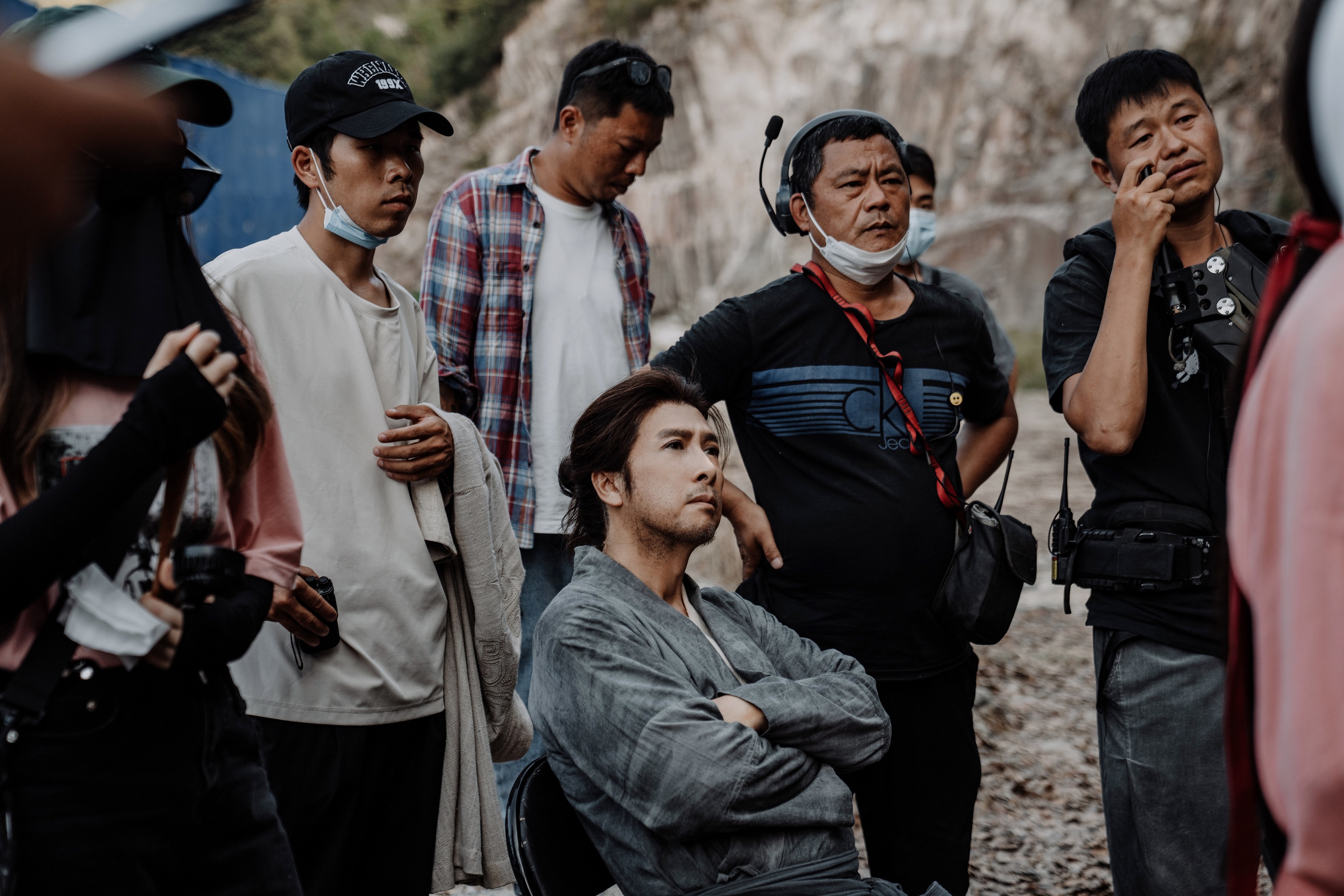 甄子丹自導自演，場邊以戲中打扮坐在導演椅上，畫面頗有趣。（華映提供）