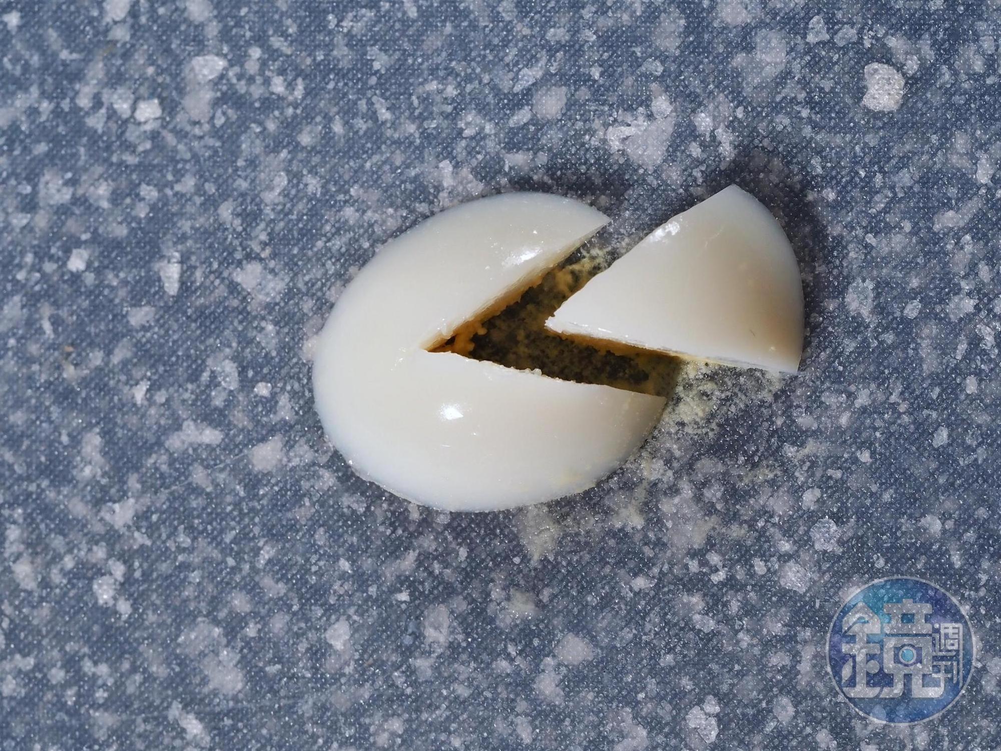 切下來這一片如圖般切成兔耳朵和尾巴。