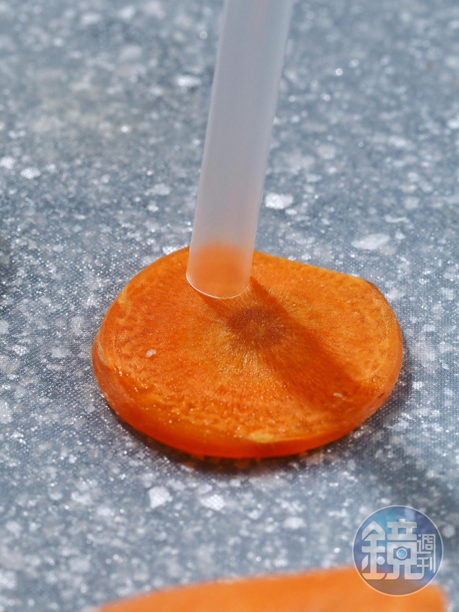 紅蘿蔔片用吸管壓成圓形。