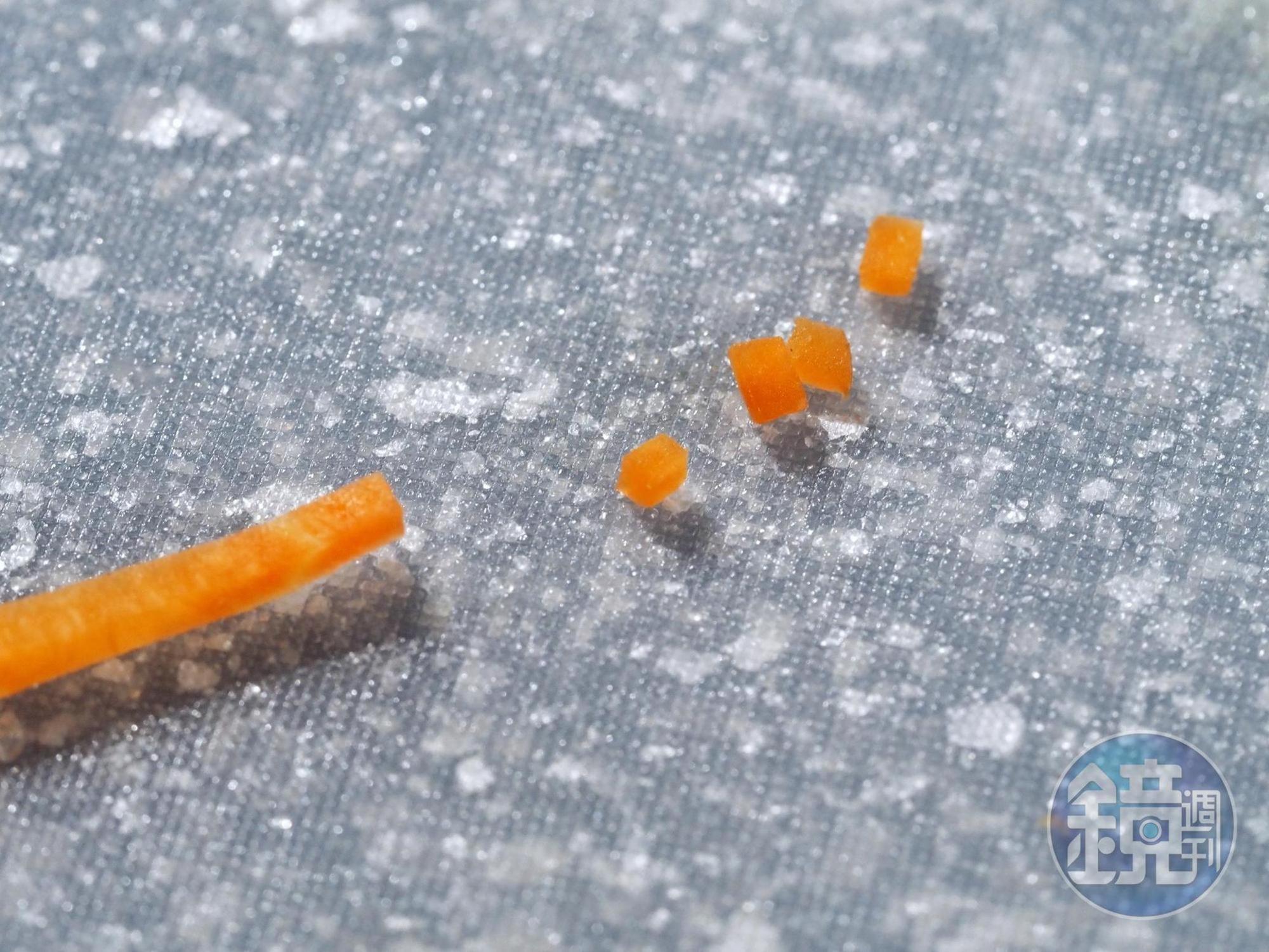 切出小末末備用。
