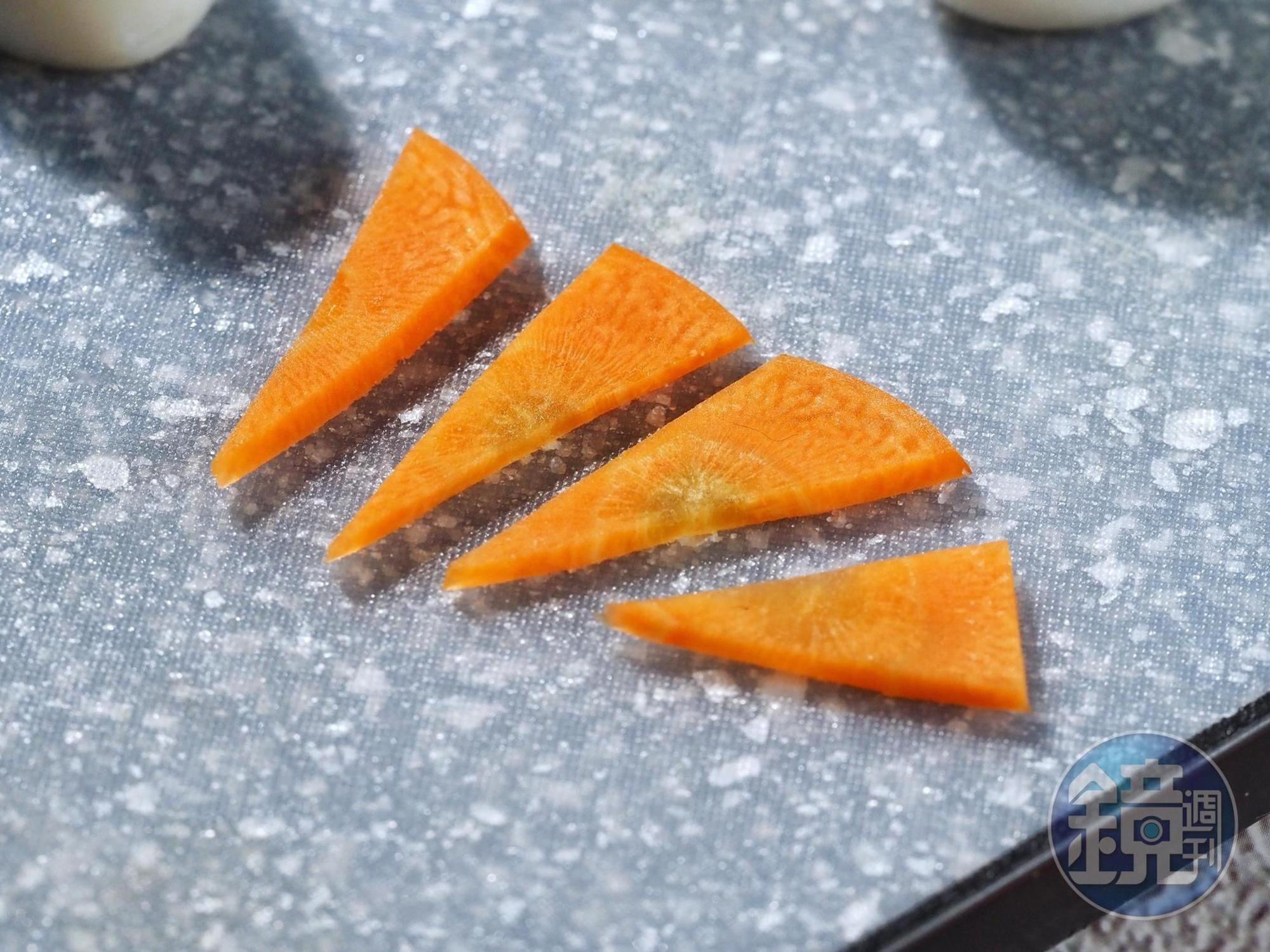 小白兔在舞台上有點寂寞,所以把剩下的紅蘿蔔片切成三角形。