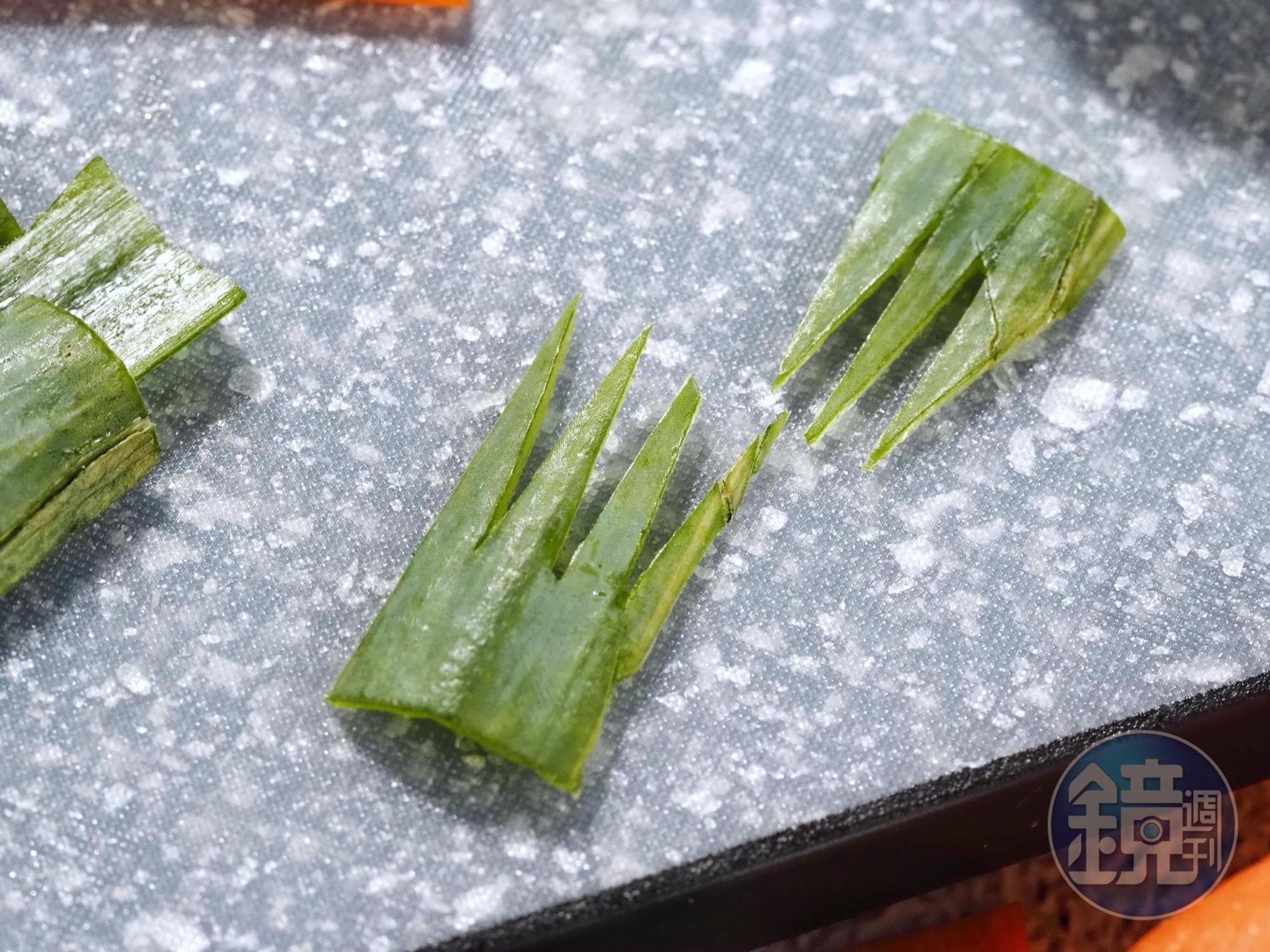 再把青蔥切成鋸齒狀當蘿蔔葉。